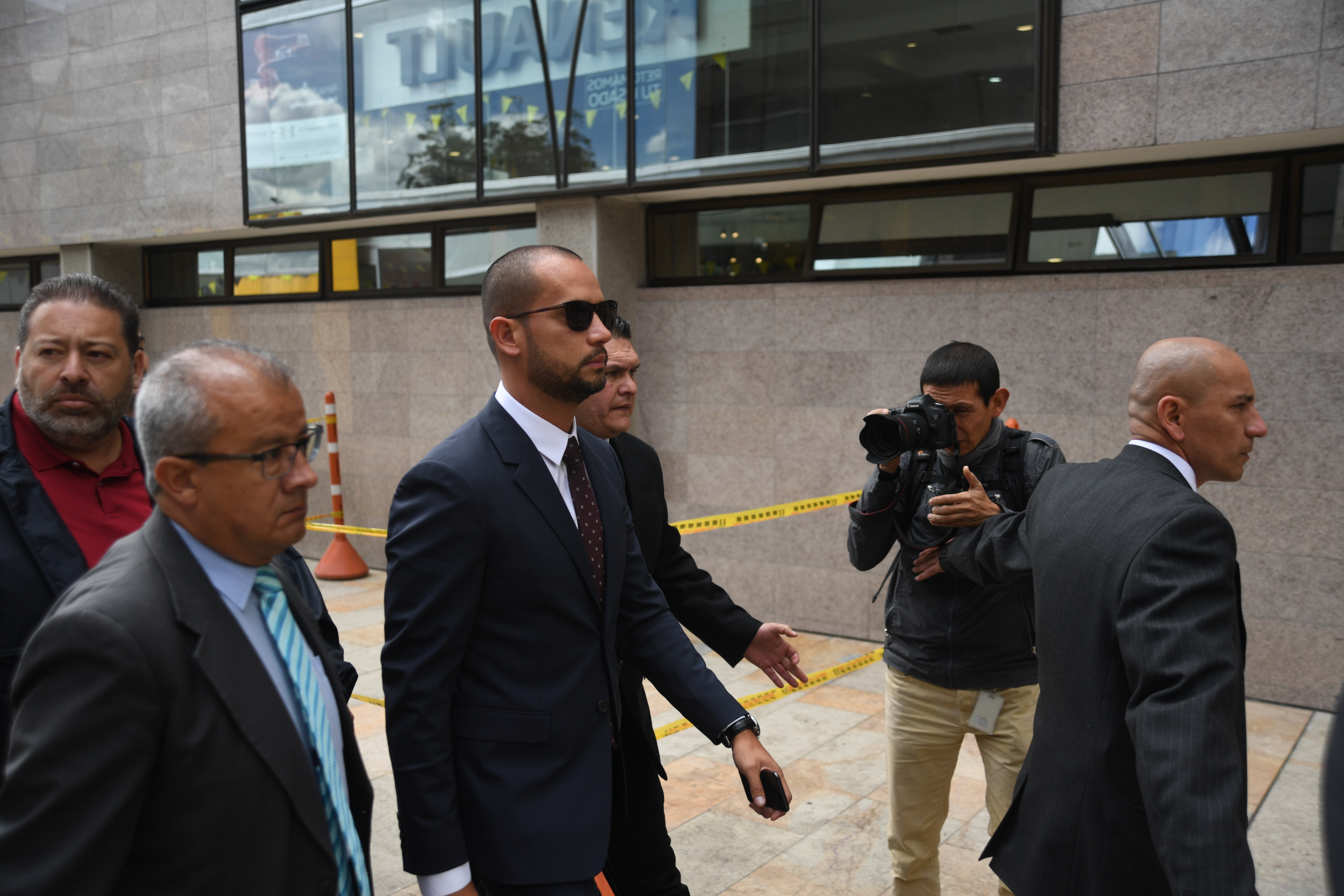 Suspenden al exabogado de Álvaro Uribe por soborno a testigos
