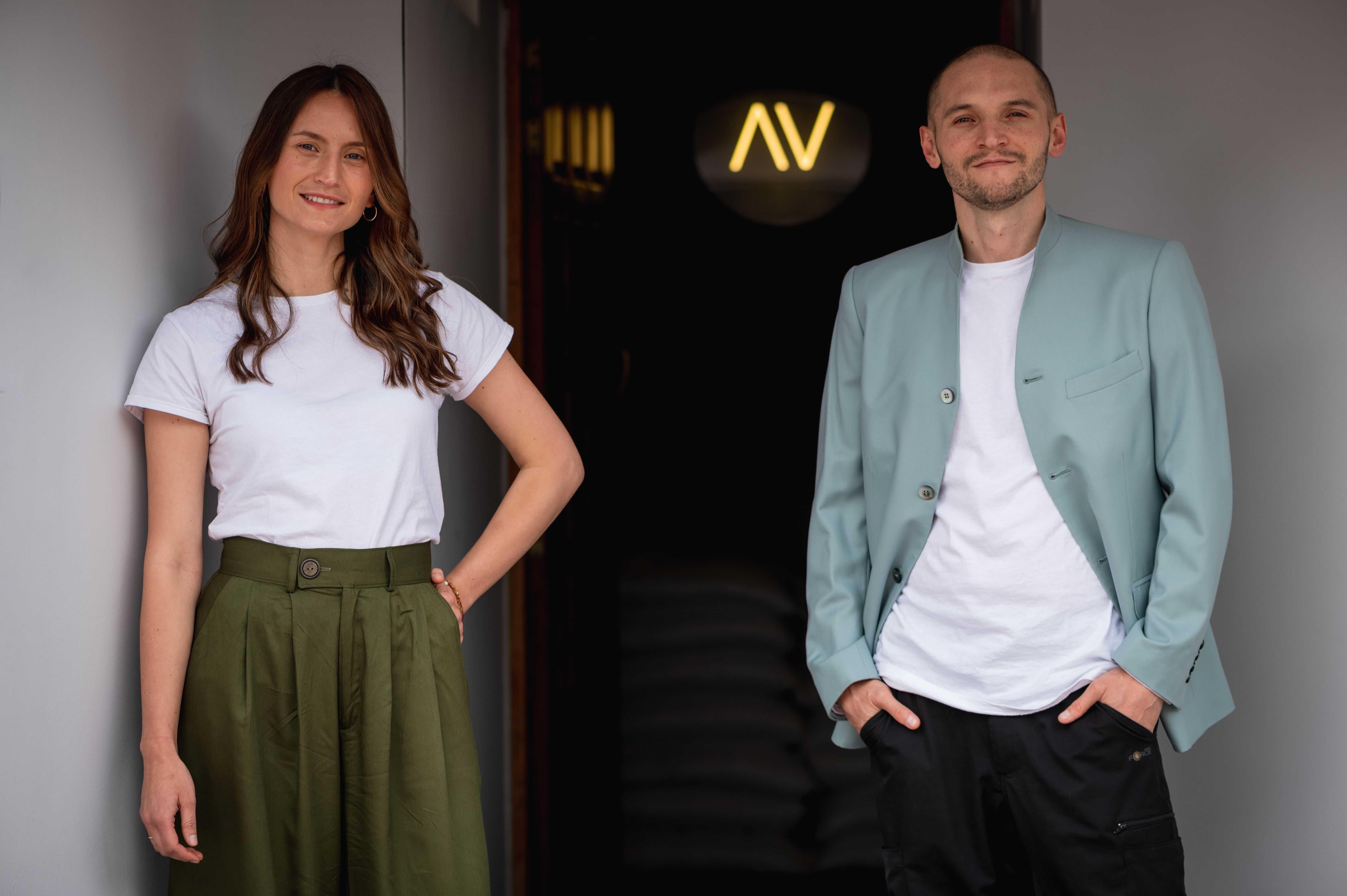 La pareja que emprendió en Colombia con tanques de flotación