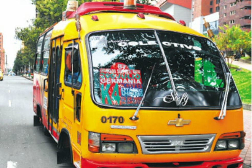 Accidente entre bus y carro particular deja cuatro heridos de gravedad