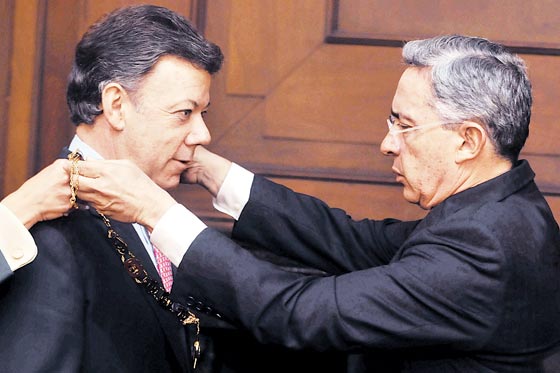 Uribe pidió en un acto público no votar por reelección de Santos