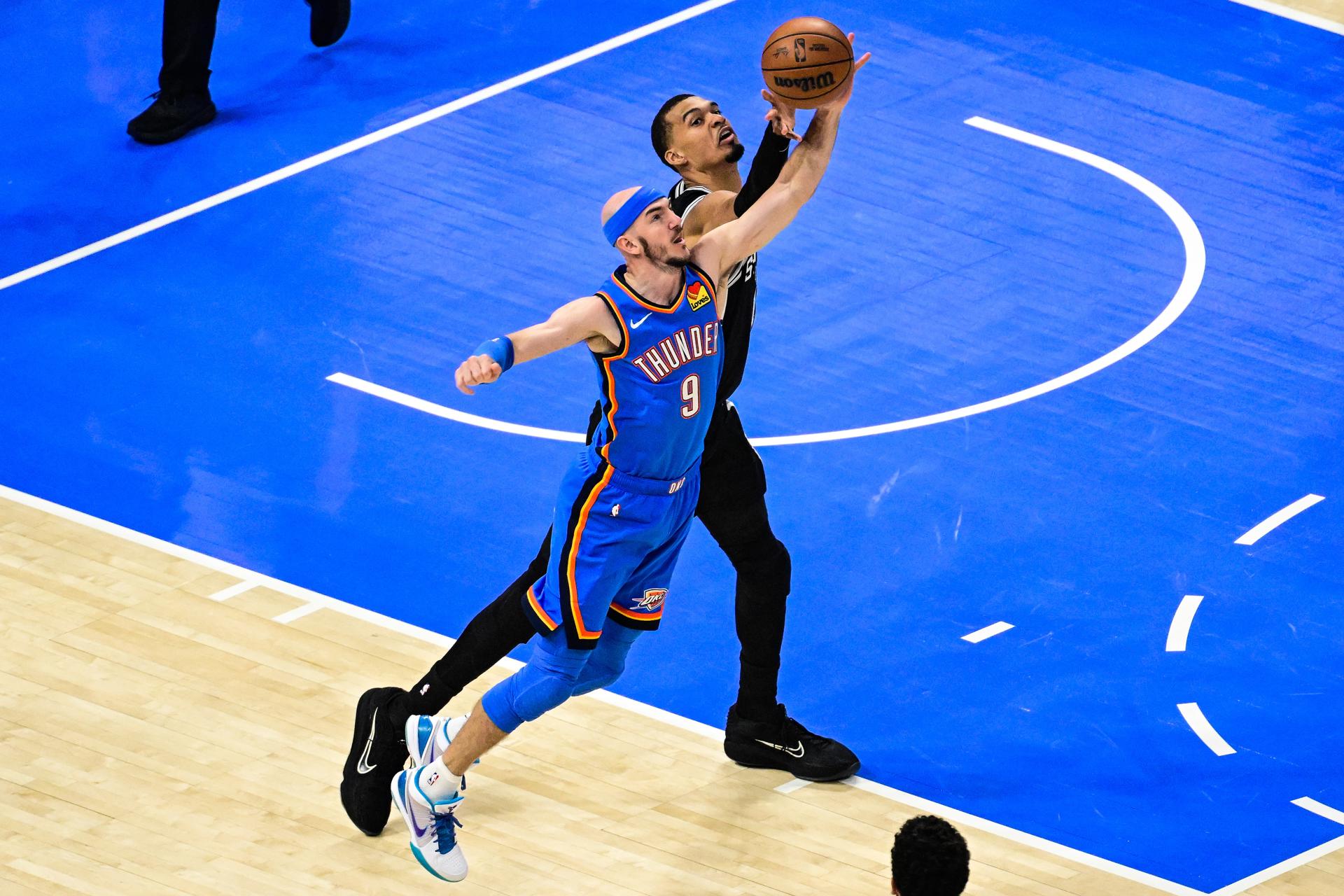 Oklahoma City (United States), 18/05/2026.- Oklahoma City Thunder guard Alex Caruso (L) steels a pass from San Antonio Spurs forward/center Victor Wembanyama (R) during game 1 of the NBA Western Conference Finals between Oklahoma City Thunder and San Antonio Spurs in Oklahoma City, Oklahoma, USA, 18 May 2026. (Baloncesto) EFE/EPA/GERALD LEONG SHUTTERSTOCK OUT
