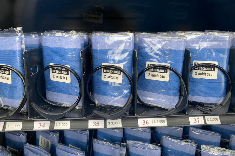 En los baños, hay canecas rojas que indican que ahí se pueden depositar residuos como tapabocas usados. Además, los bebederos de agua fueron reemplazados por dispensadores que funcionan únicamente para llenar botellas o envases similares. / Iván Muñoz