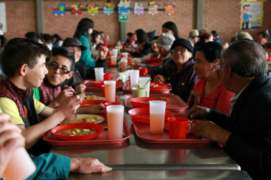 Representantes y beneficiarios de comedores comunitarios marcharon hoy en Bogotá