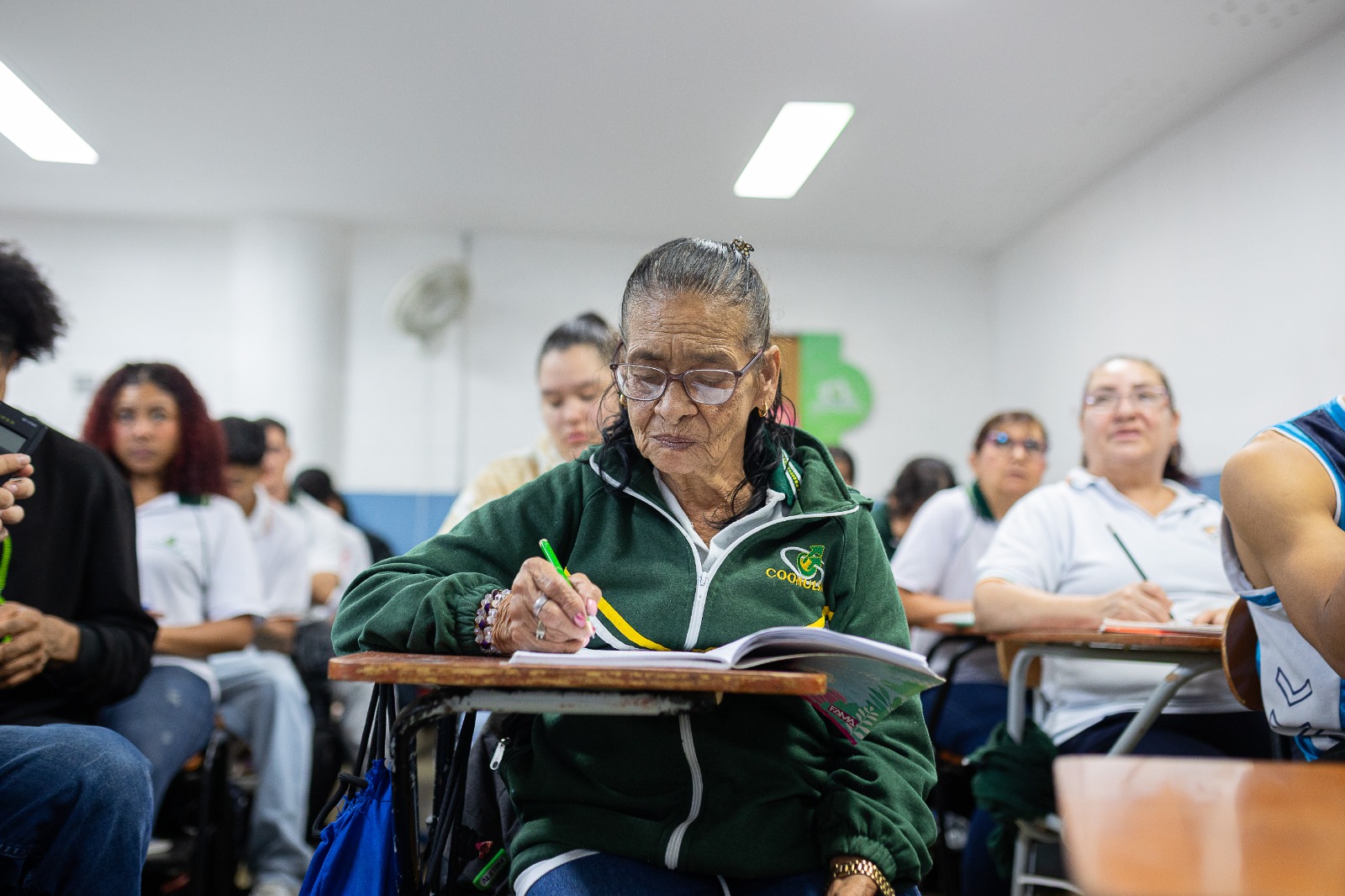 Adultas mayores podrán terminar sus estudios en Medellín: hay cupos en 45 colegios