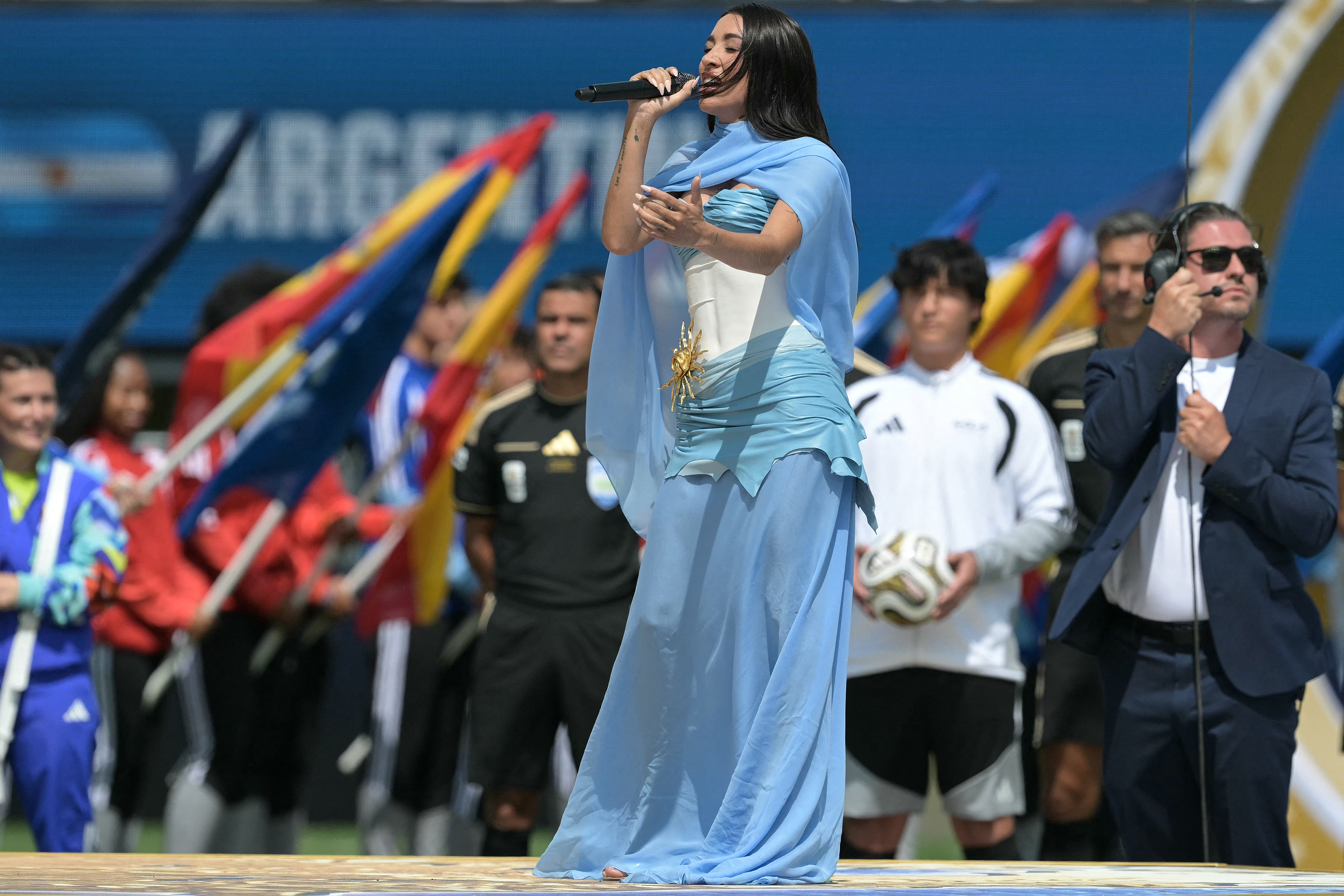 ¿Quién diseñó el vestido que usó María Becerra en la final del Mundial 2026?