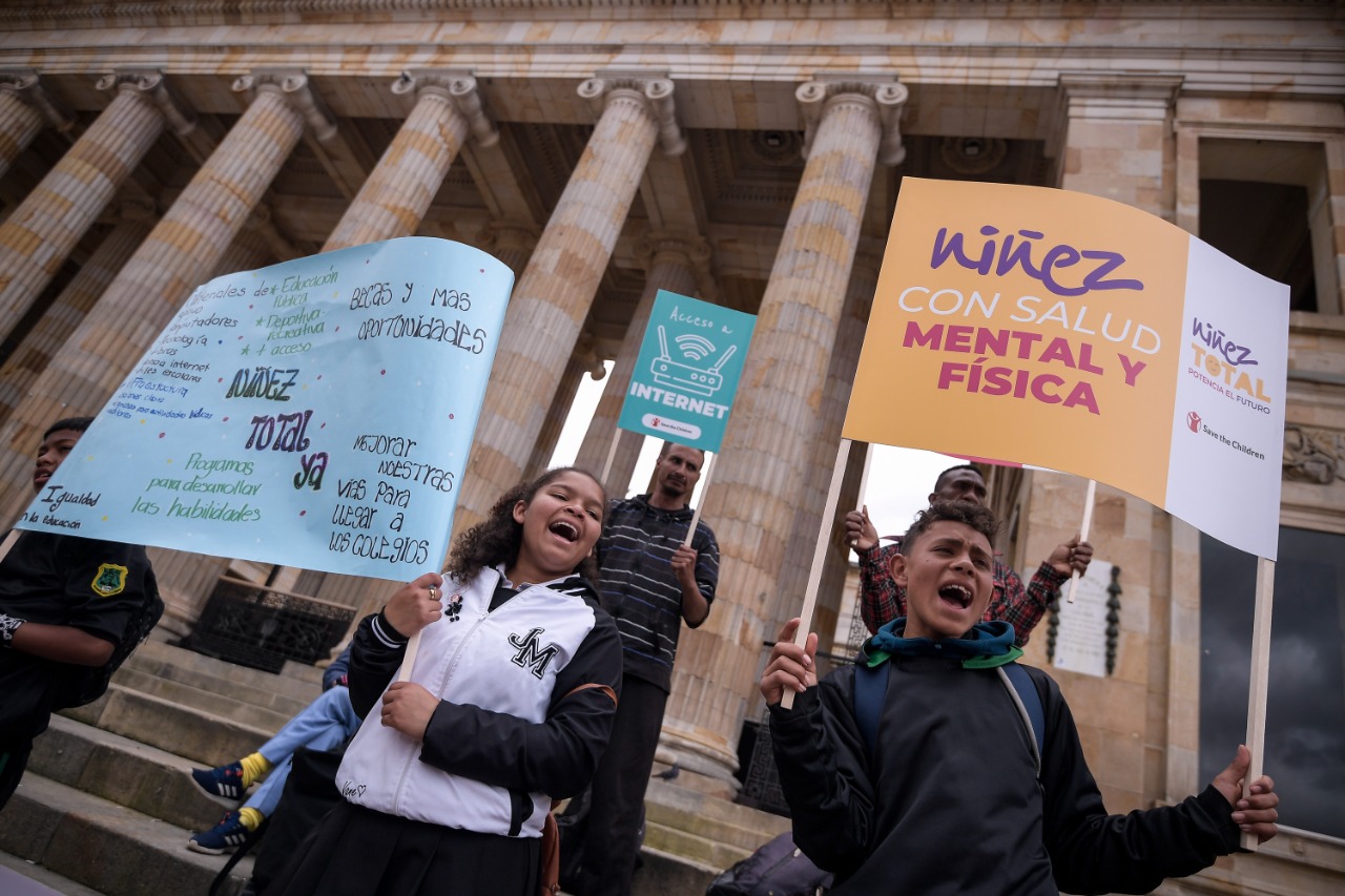 Con pancartas, niños, niñas y adolescentes protestaron por el acceso a una educación digna en Colombia.