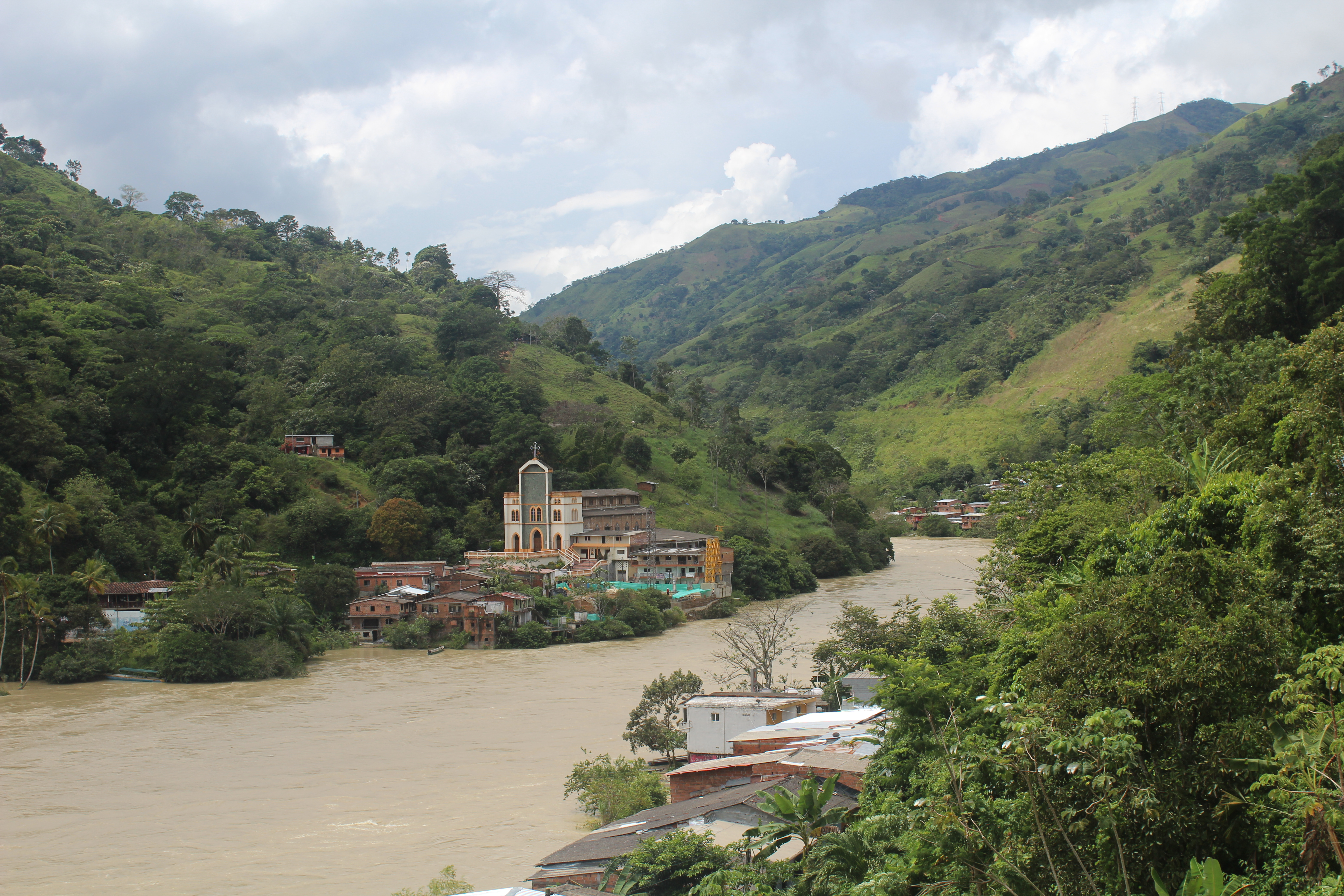 Paro de mineros en Antioquia: cierre de comercios y bloqueo de vía hacia la costa