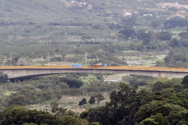 Venezuela refuerza bloqueo de puente fronterizo con Colombia