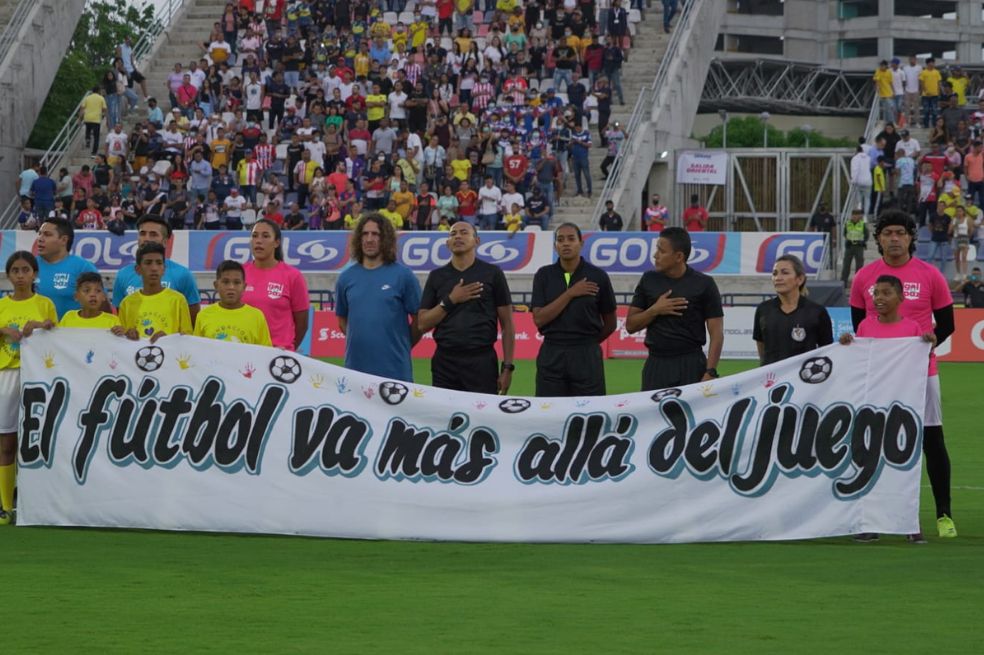 Con Carles Puyol y más estrellas se diputó el partido de la paz en Barranquilla
