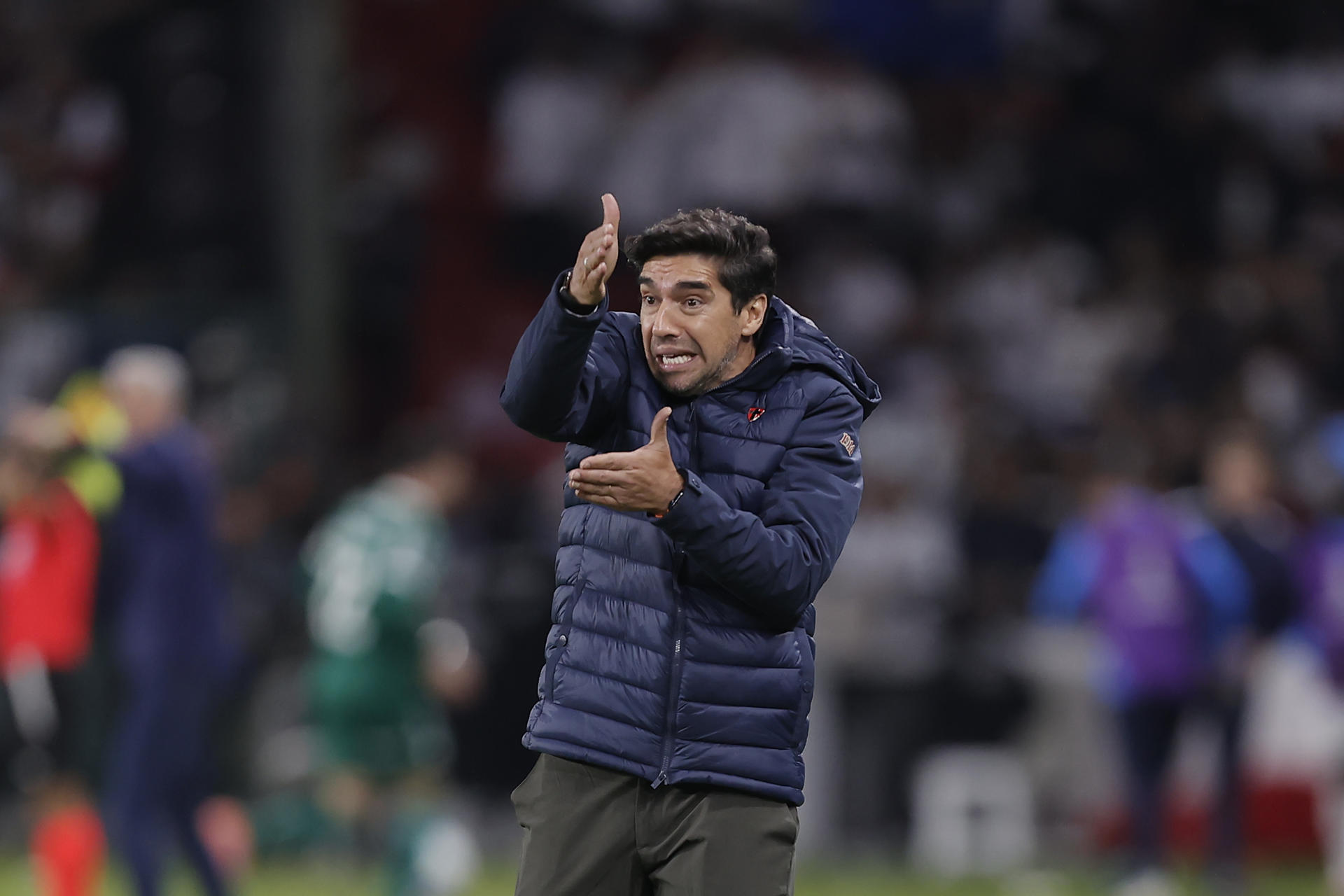 AMDEP7636. QUITO (ECUADOR), 23/10/2025.- El entrenador de Palmeiras, Abel Ferreira, da indicaciones este jueves, en un partido de semifinal de la Copa Libertadores entre LDU Quito y Palmeiras en el estadio Rodrigo Paz Delgado, en Quito (Ecuador). EFE/ José Jácome