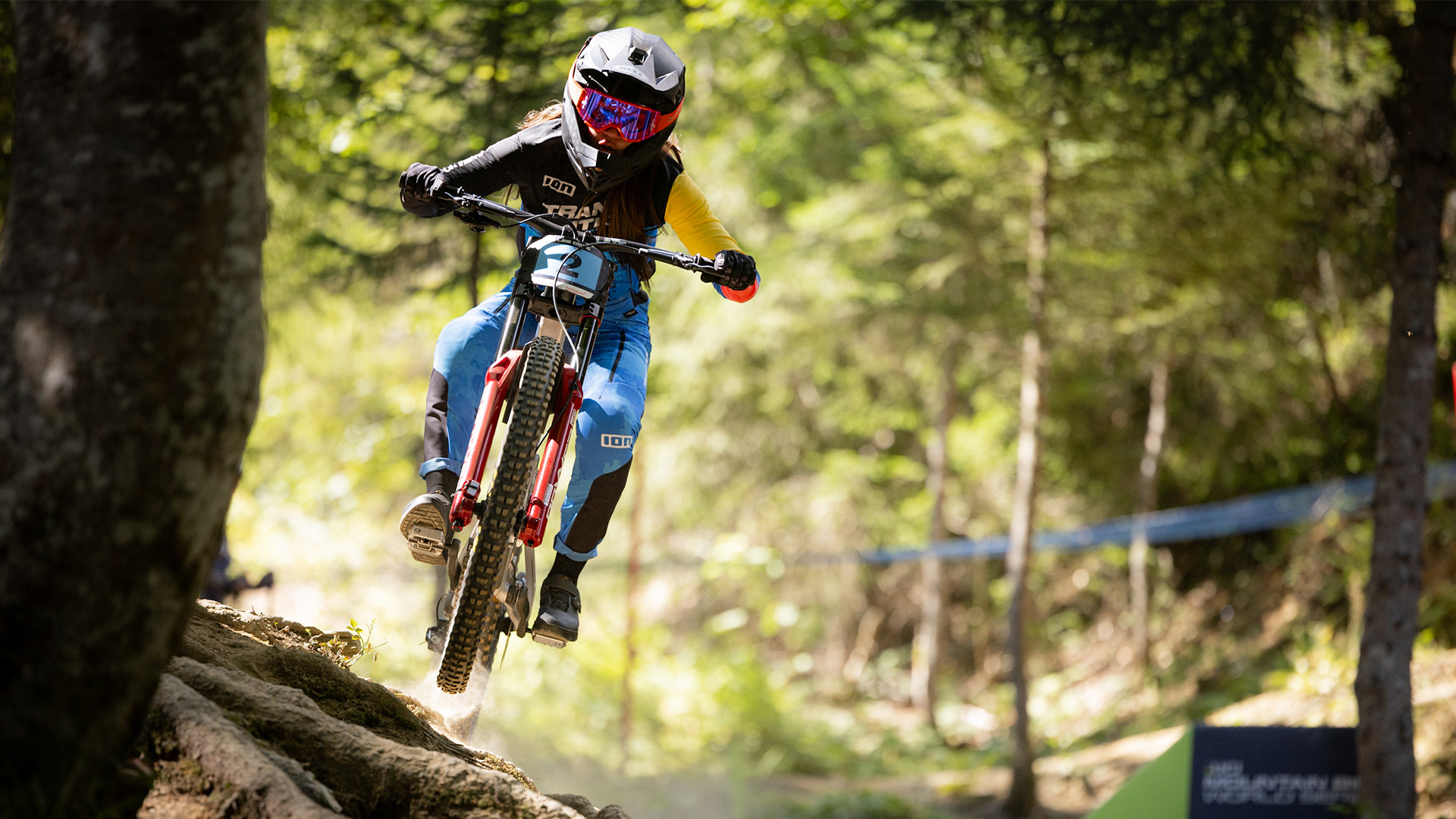 Valentina Roa hizo historia en la Copa Mundial de downhill y se acerca al título