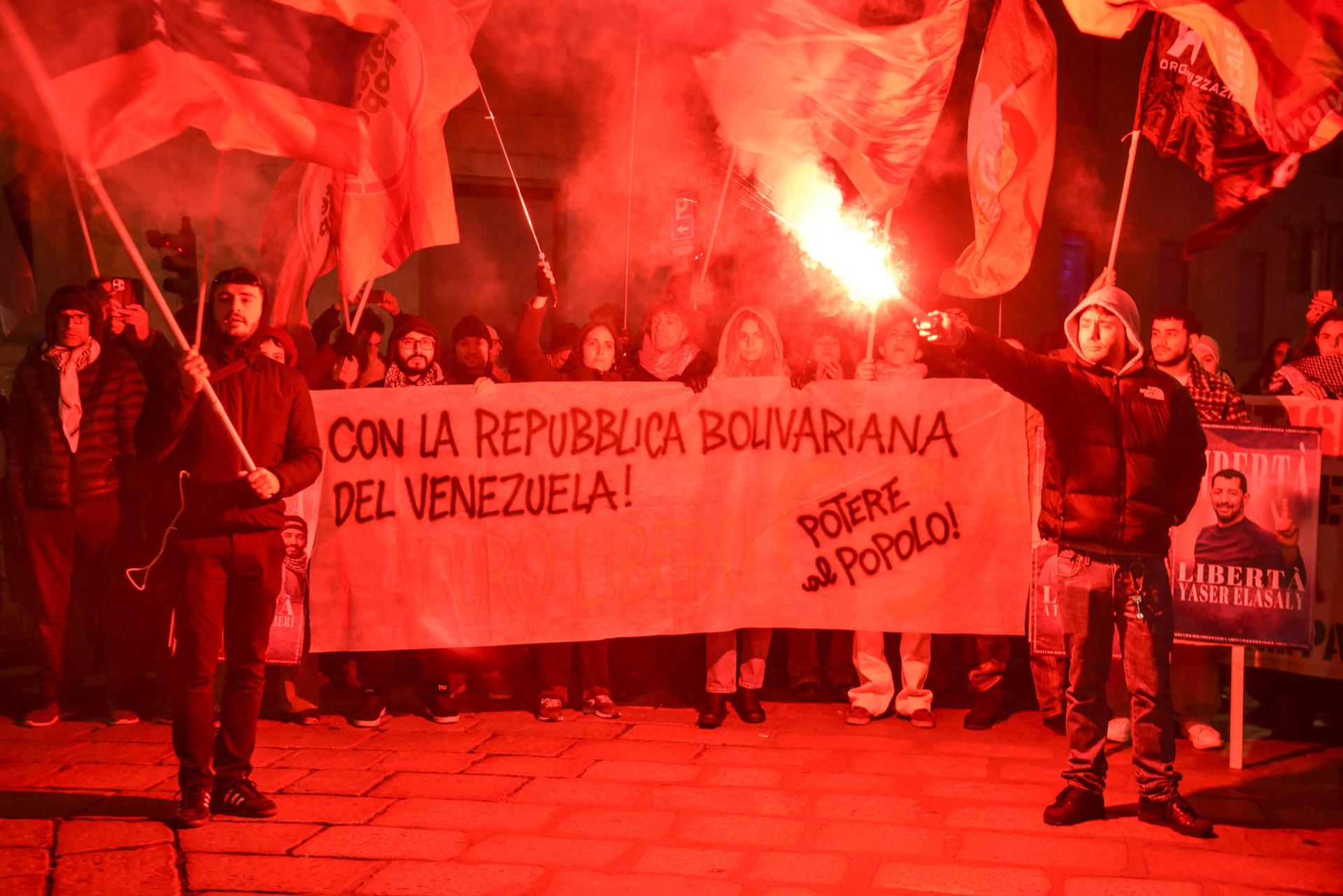Milan (Italy), 03/01/2026.- People take part in a pro-Maduro demonstration in front of the US consulate in Milan, Italy, 03 January 2026, following US President Donald Trump’s announcement of the capture of Venezuelan leader Nicolas Maduro. (Italia) EFE/EPA/MATTEO CORNER