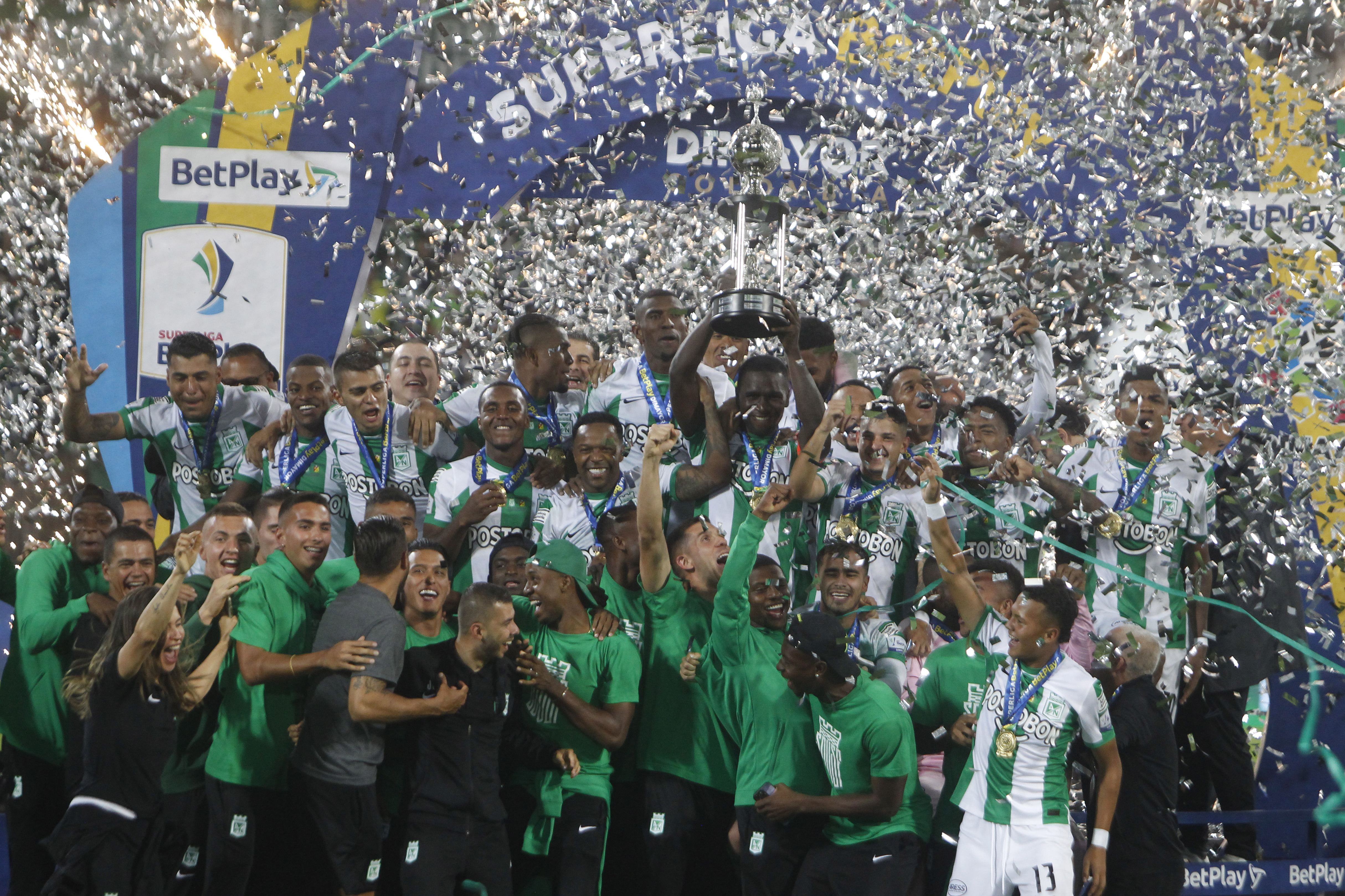 AMDEP1639. MEDELLÍN (COLOMBIA), 16/02/2023.- Jugadores de Nacional celebran al ganar la Superliga de Colombia ante Deportivo Pereira hoy, en el estadio Atanasio Girardot en Medellín (Colombia). EFE/Luis Eduardo Noriega A.
