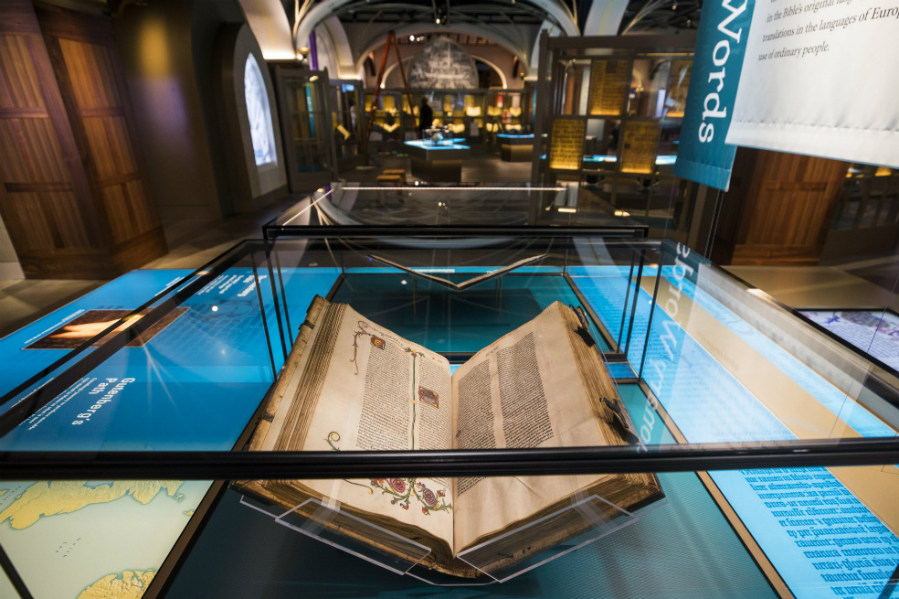 En imágenes: Así es el controvertido Museo de la Biblia de Washington