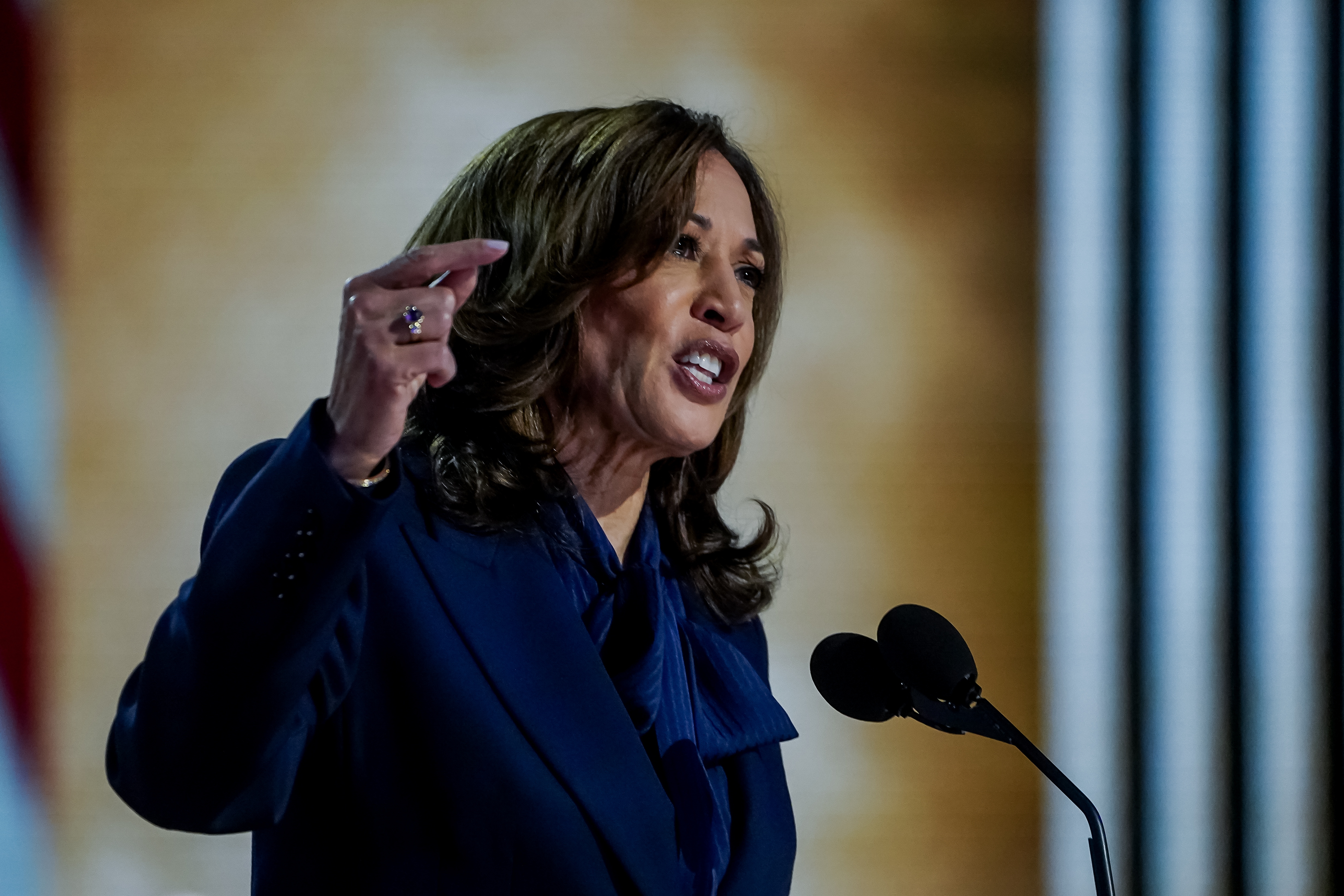 Chicago (United States), 22/08/2024.- Democratic presidential nominee and US Vice President Kamala Harris speaks during the final night of the Democratic National Convention (DNC) at the United Center in Chicago, Illinois, USA, 22 August, 2024. The 2024 Democratic National Convention is being held from 19 to 22 August 2024, during which delegates of the United States' Democratic Party will vote on the party's platform and ceremonially vote for the party's nominee for president, Vice President Kamala Harris, and for vice president, Governor Tim Walz of Minnesota, for the upcoming presidential election. (Estados Unidos) EFE/EPA/WILL OLIVER