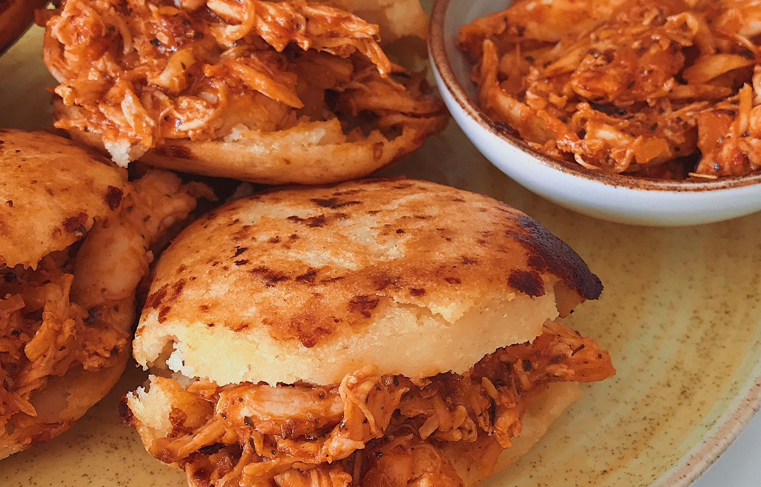 Aprende a preparar esta arepa rellena casera en minutos