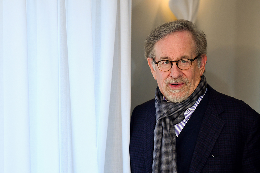 Tras criticar plataformas de streaming, Steven Spielberg firma contrato con Amazon