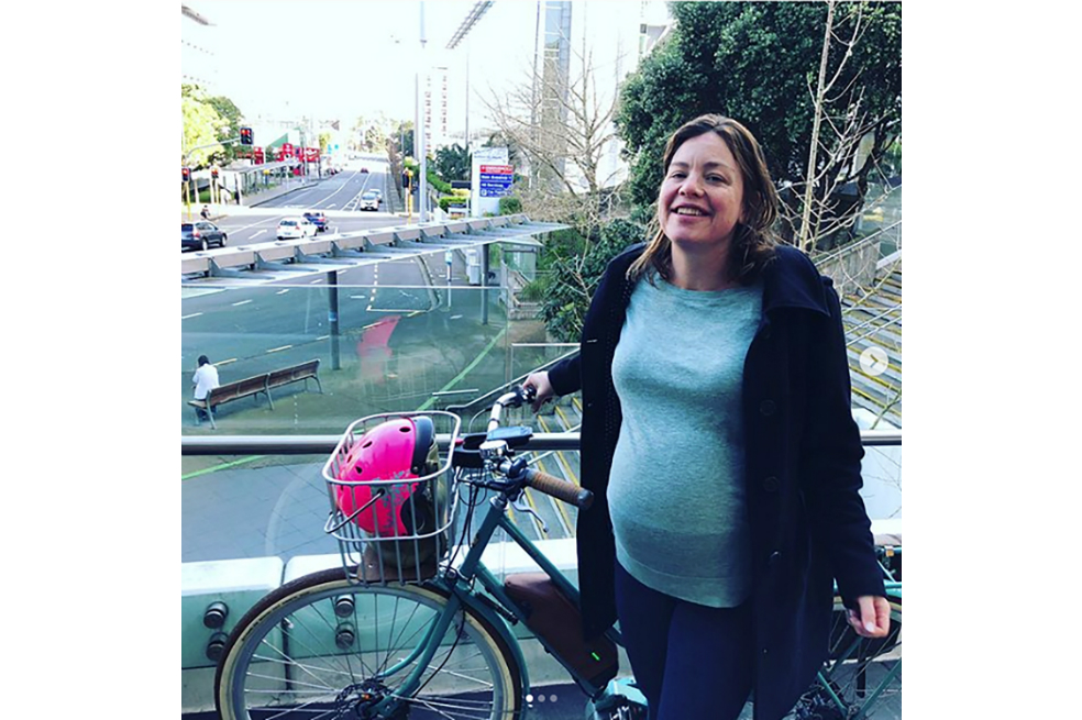 Ministra de Nueva Zelanda llegó en bicicleta al hospital para dar a luz