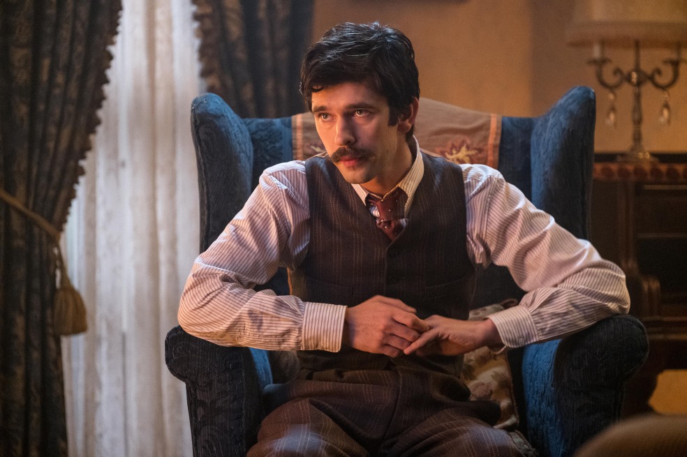 Ben Whishaw: “Gracias a Dios Mary Poppins vuelve a caer del cielo”