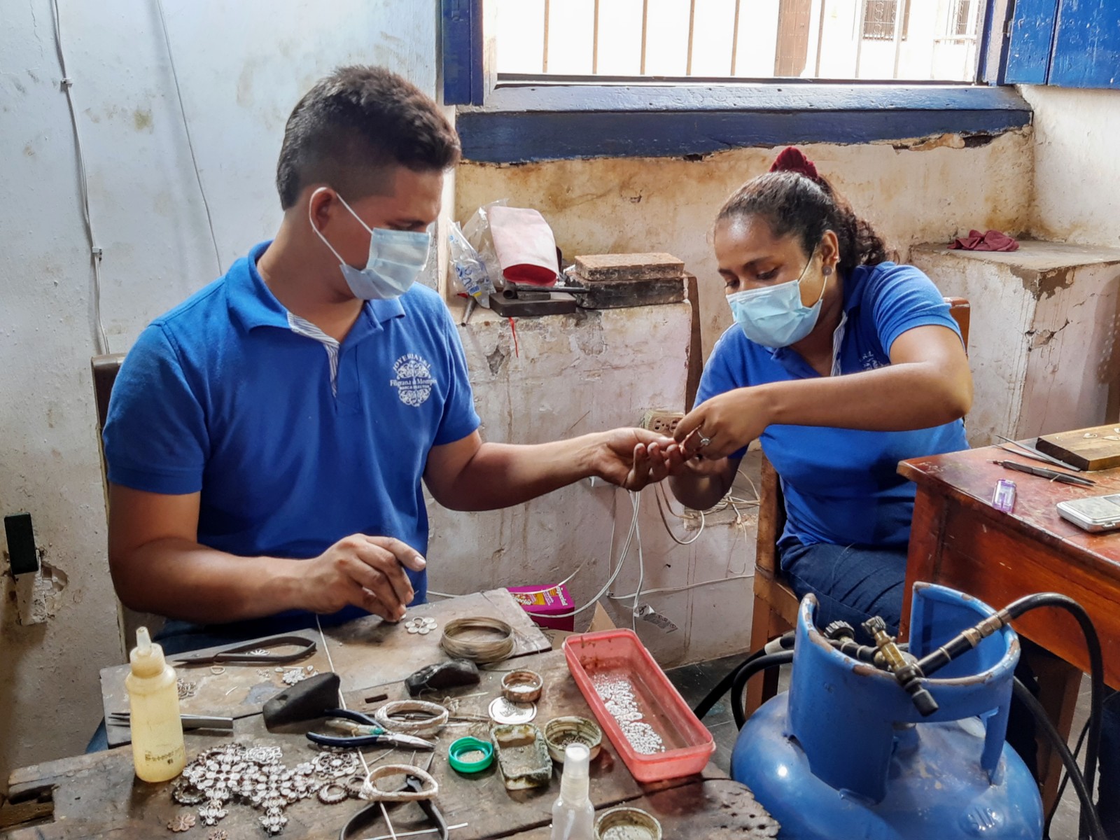 Otro de los elementos que hacen único a Mompox es la filigrana o el arte de la paciencia. Gabriel García Márquez hizo famoso este oficio en el mundo en Vivir para contarla, contándonos sobre “el taller de platería donde el abuelo pasaba sus horas mejores fabricando los pescaditos de oro de cuerpo articulado y minúsculos ojos de esmeraldas, que más le daban de gozar que de comer”.