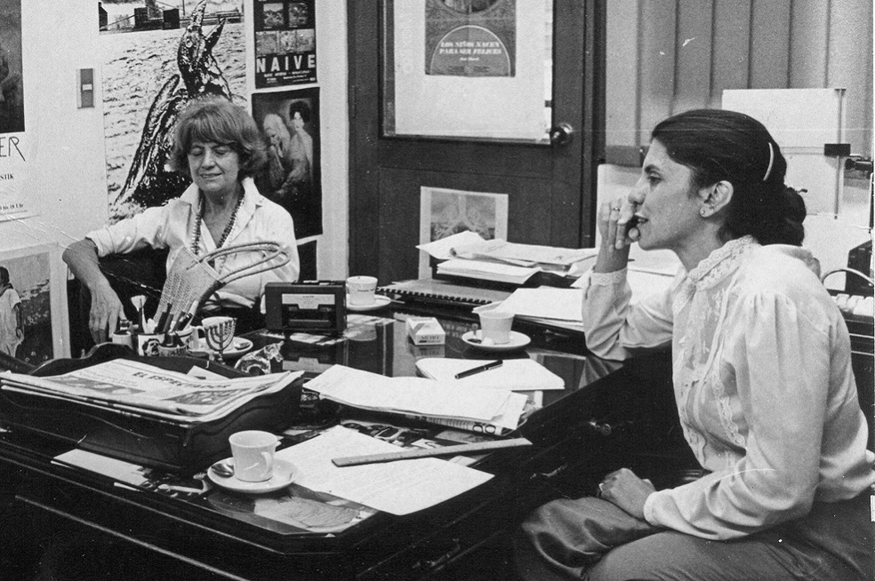 Silvia Galvis en su oficina de Vanguardia Liberal, el diario de la familia, con Esther Guilio. / Archivo particular de Alberto Donadio