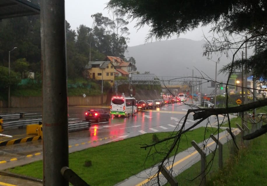 Anuncian cierre total de la vía a La Calera por fuertes lluvias