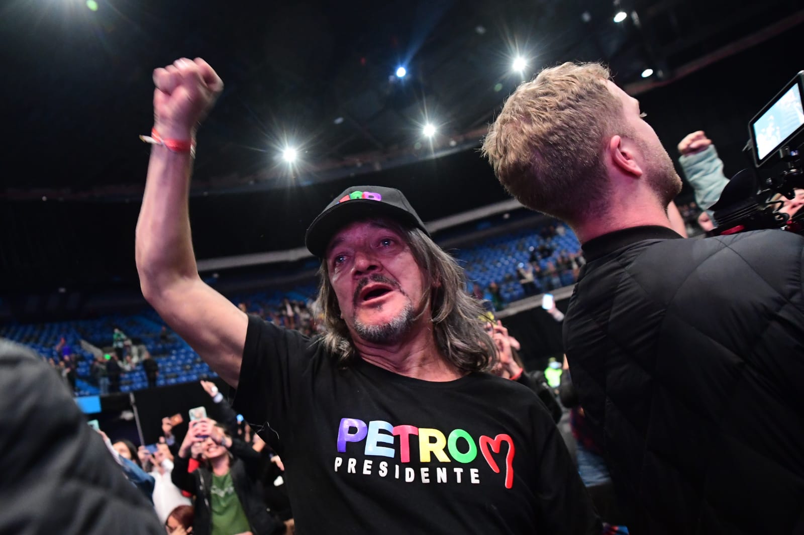 Miles de seguidores de Gustavo Petro celebran su elección como nuevo presidente de Colombia en el Movistar Arena en Bogotá.