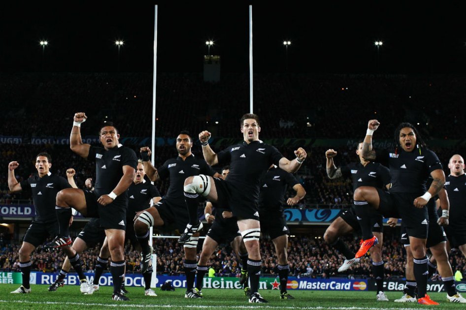 Richie McCaw (centro) junto a los jugadores neozelandeses realizan el haka antes del partido por semifinales de la Copa Mundo de 2011. Foto: AFP