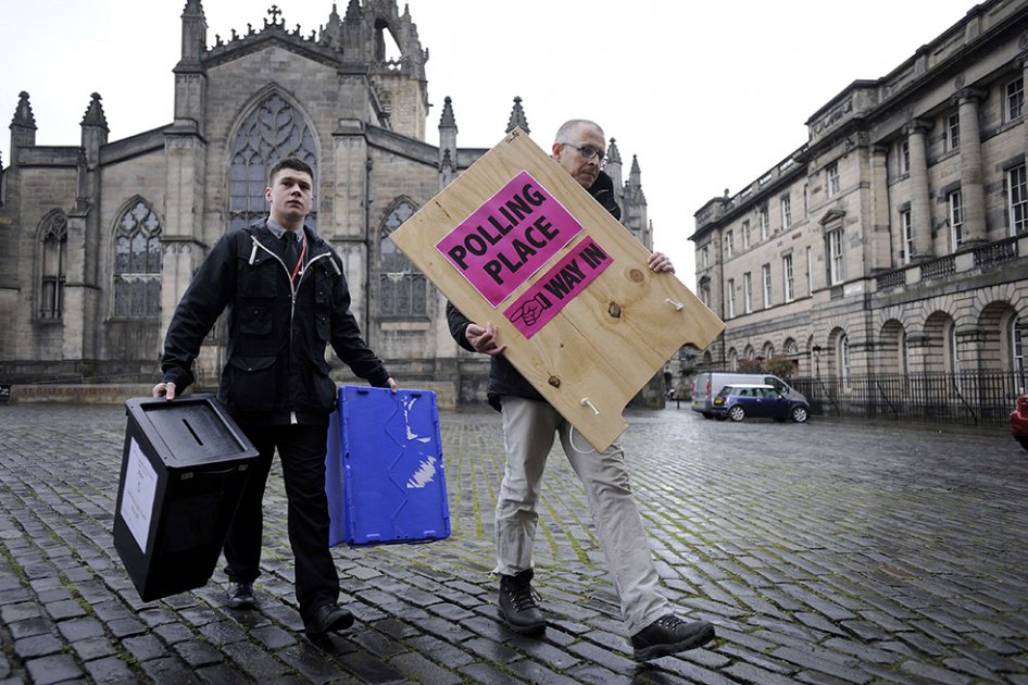 Los británicos votan hoy durante quince horas en los comicios más reñidos en muchos años: empate entre conservadores y laboristas, según sondeos. / AFP