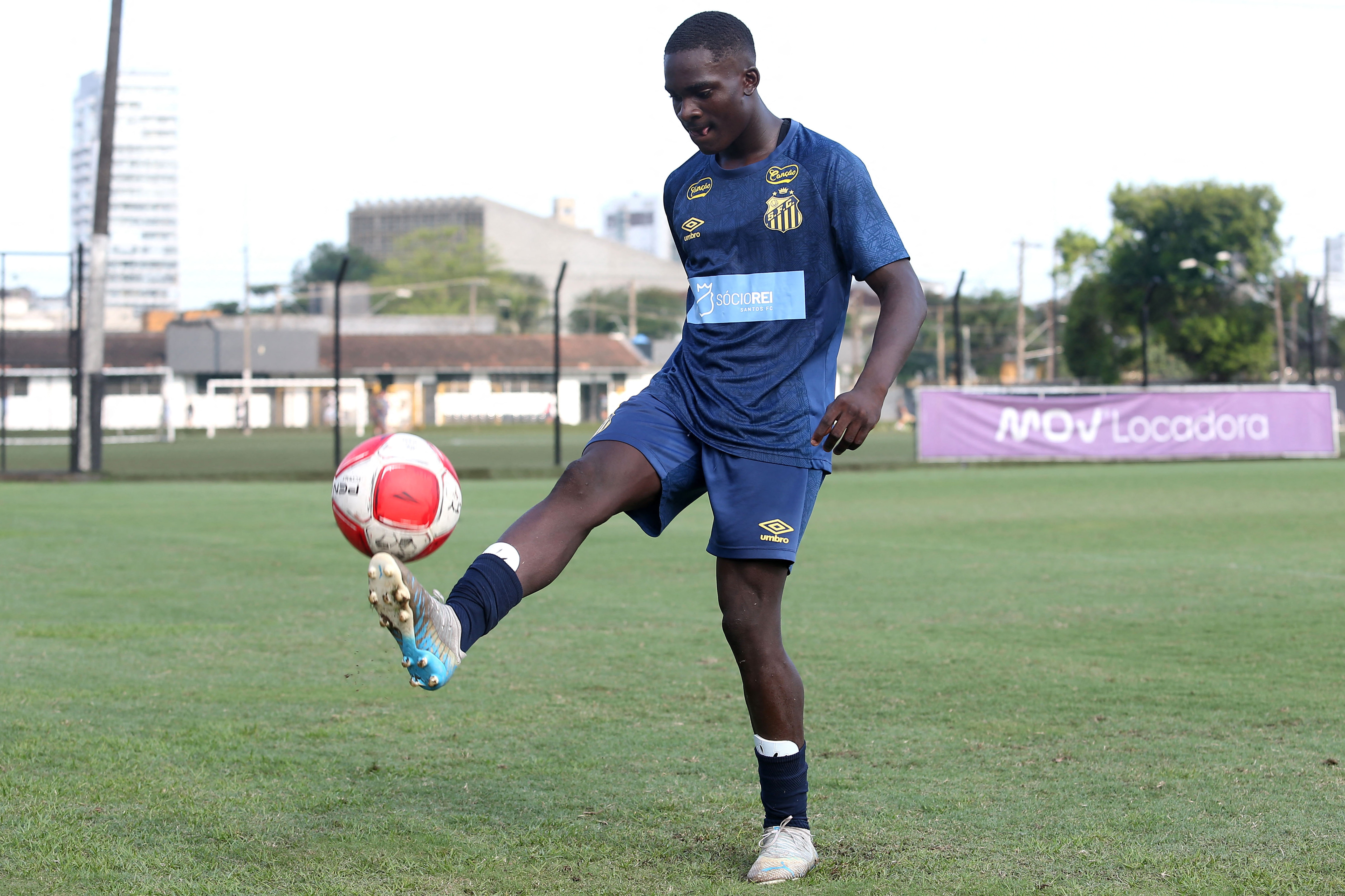 El delantero angoleño del Santos FC, Osvaldo Yamba Kinanga, participa en una sesión de entrenamiento en el centro de entrenamiento Rei Pele en Santos, estado de Sao Paulo, Brasil, el 24 de octubre de 2024.