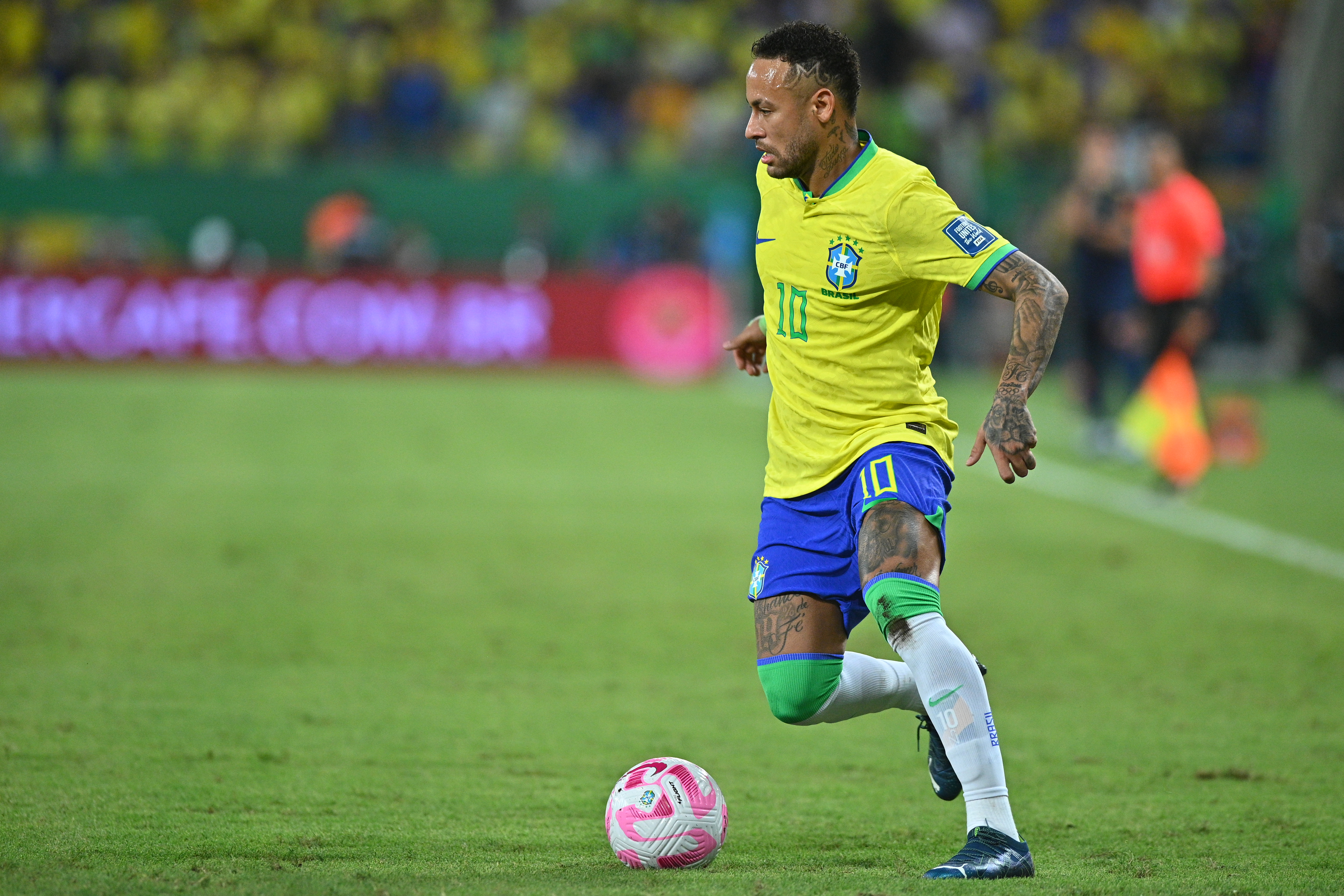 AMDEP500. CUIABÁ (BRASIL), 12/10/2023.- Neymar Jr de Brasil controla el balón hoy, en un partido de las Eliminatorias Sudamericanas para la Copa Mundial de Fútbol 2026 entre Brasil y Venezuela en el estadio Arena Pantanal en Cuiabá (Brasil). EFE/ Andre Borges