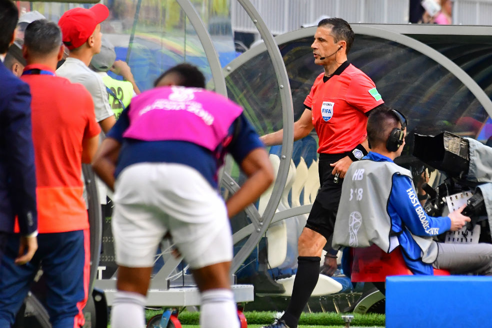 Así fue la conversación del árbitro con el VAR que evitó el penal en contra de Colombia