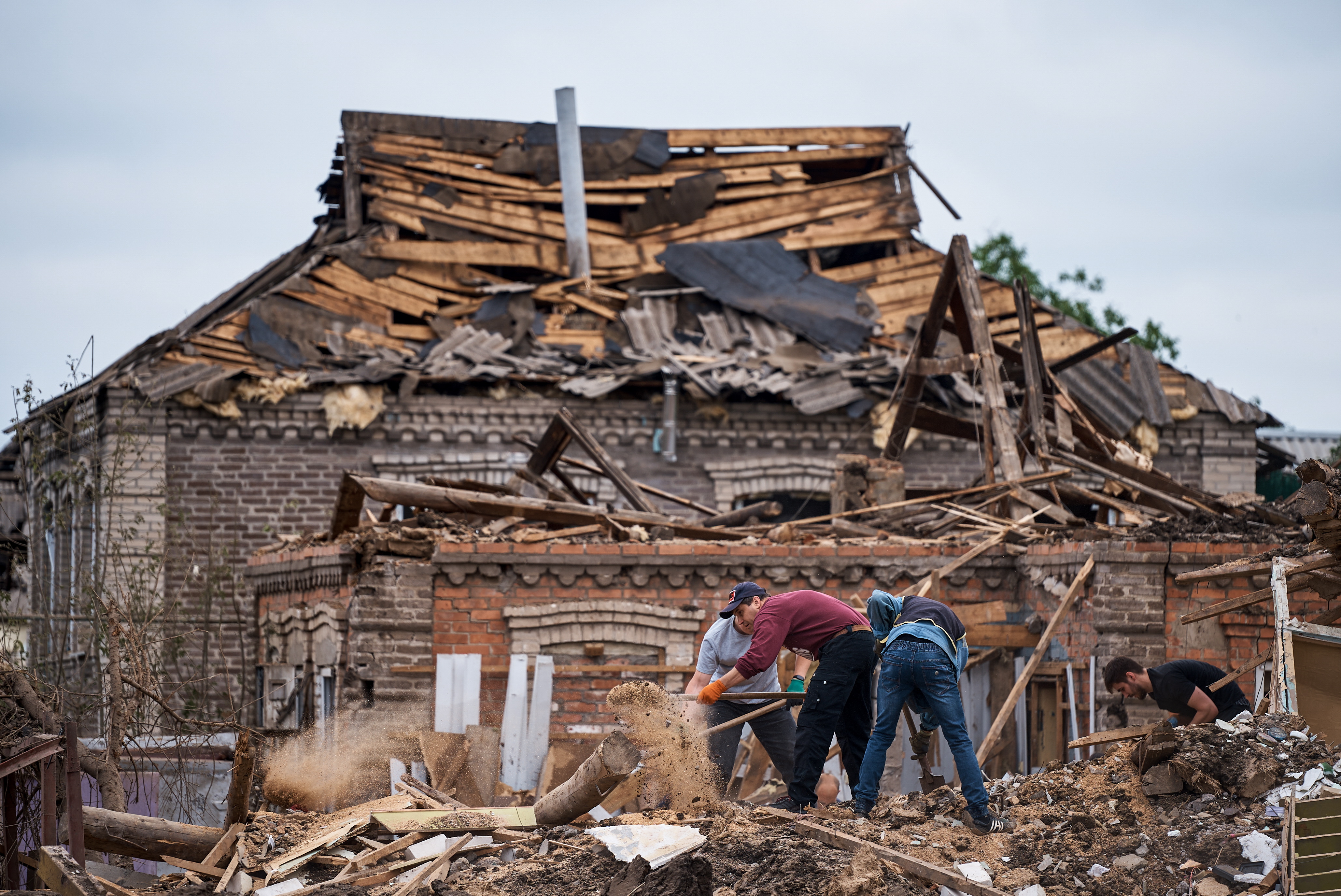 Suben a 12 los muertos por bombardeo en Kramatorsk; detienen a posible infiltrado