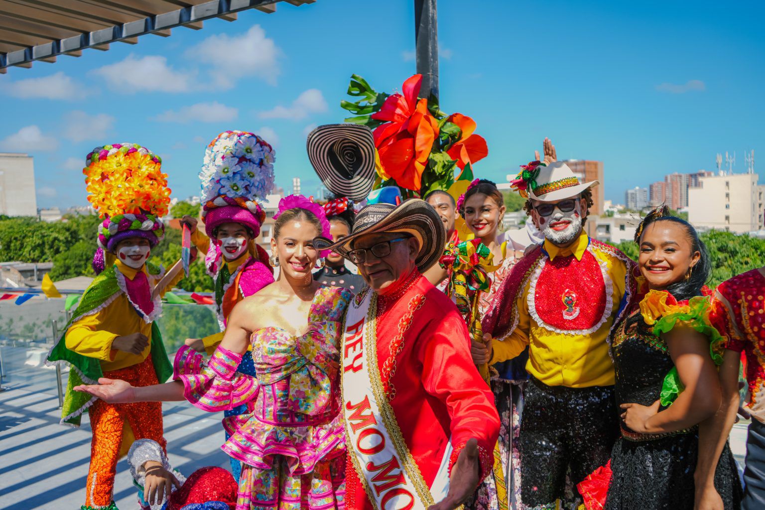 El espectáculo "Frenesí Barranquillero" será en el Estadio Romelio Martínez y marcará el inicio del Carnaval de Barranquilla 2025 con una noche llena de música y tradición, liderada por la Reina del Carnaval, Tatiana Angulo y su monarquía.