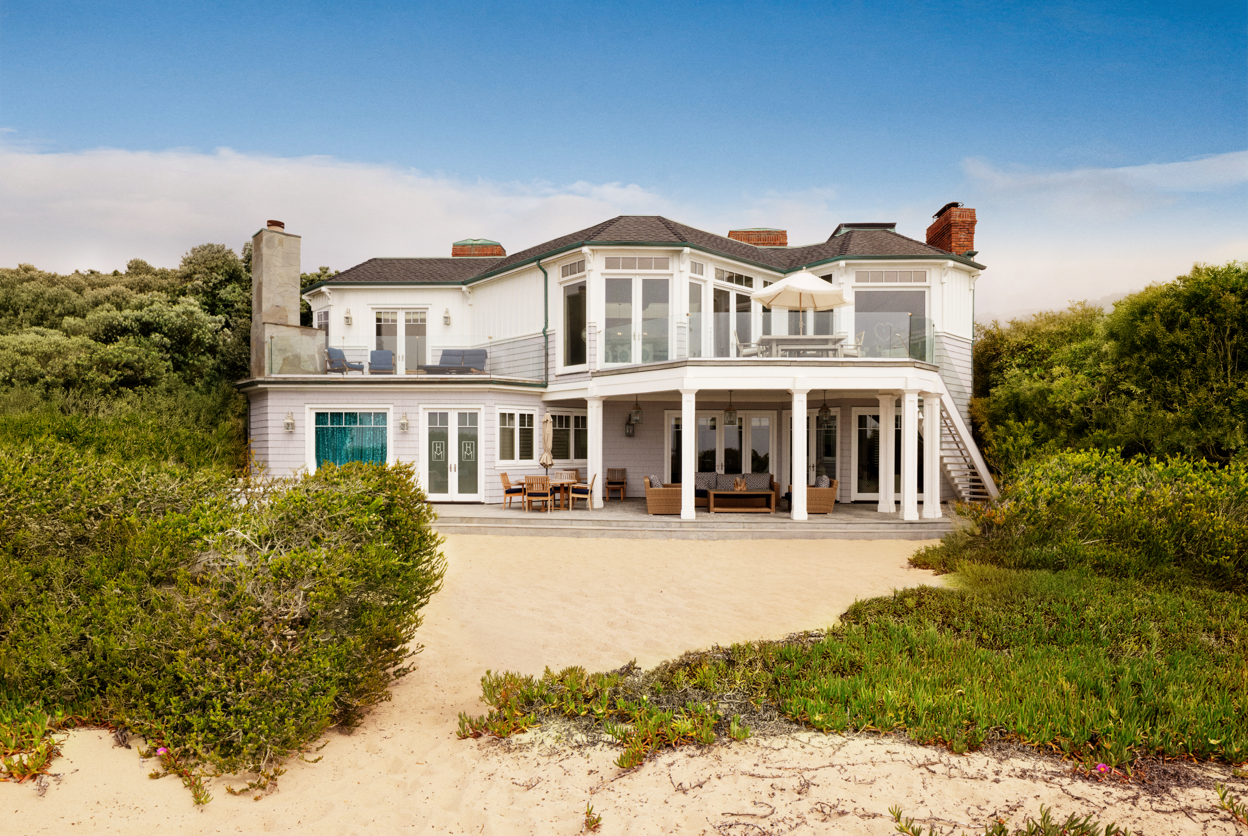 Mientras los fans celebran los 20 años de “Hannah Montana” de Disney, la plataforma Airbnb abre las puertas de su casa en la playa de Malibú.