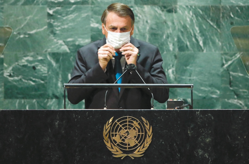 El presidente de Brasil, Jair Bolsonaro, vuelve a ponerse una mascarilla protectora debido a la pandemia durante su discurso en la Asamblea General de la ONU, el 21 de septiembre de 2021.