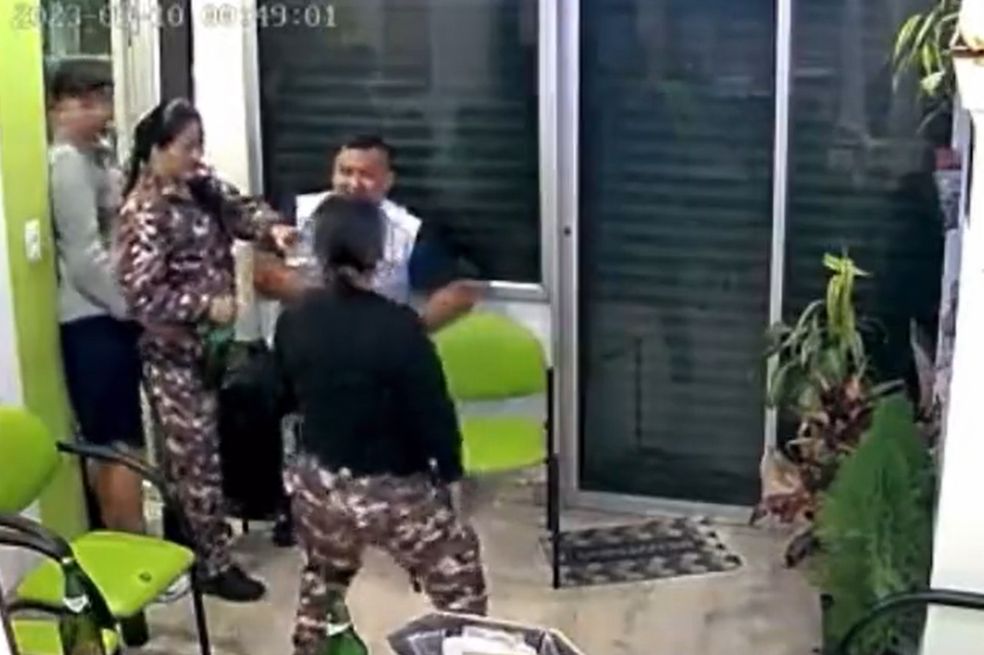 Escándalo: agentes en Ecuador fueron captadas en video tomando y bailando con reos
