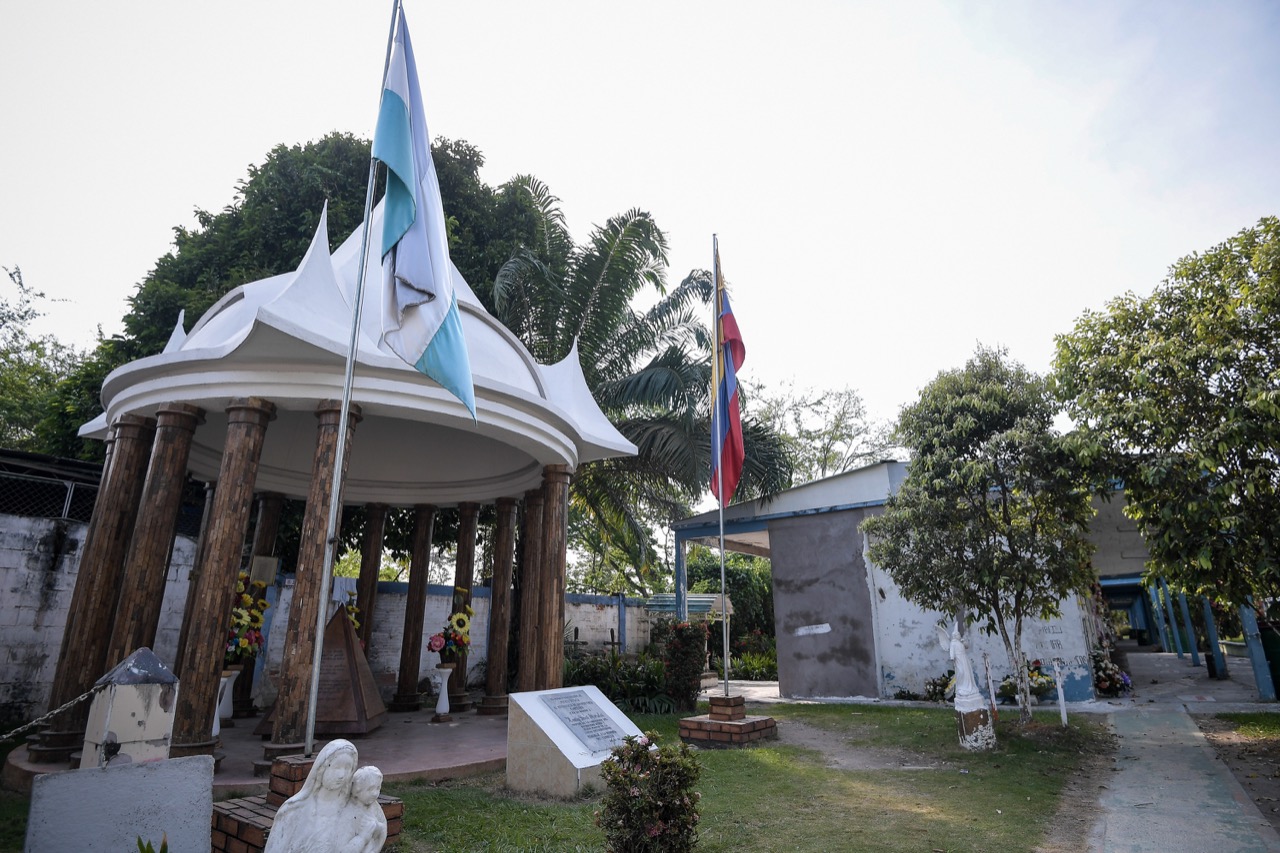 El cementerio de Puerto Boyacá tiene un mausoleo que homenajea a los fundadores de las Autodefensas del Magdalena Medio.