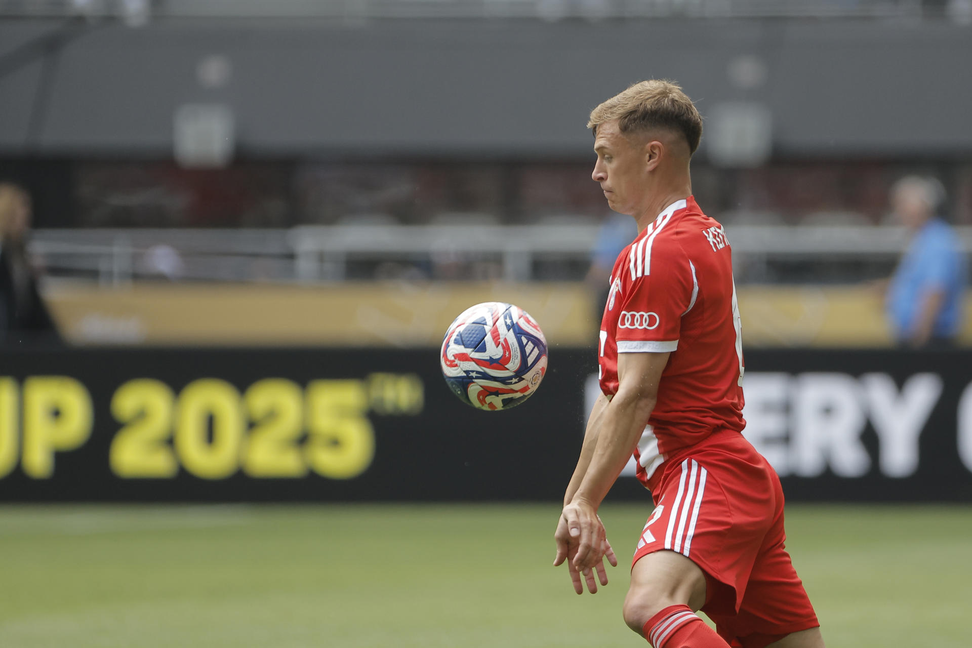 . CINCINNATI (ESTADOS UNIDOS), 15/06/2025.- Joshua Kimmich de Bayern controla el balón este domingo, en un partido del Mundial de Clubes entre el Bayern Munich y Auckland City en el estadio TQL de Cincinnati, Ohio (EE.UU.). EFE/Juan Ignacio Roncoroni
