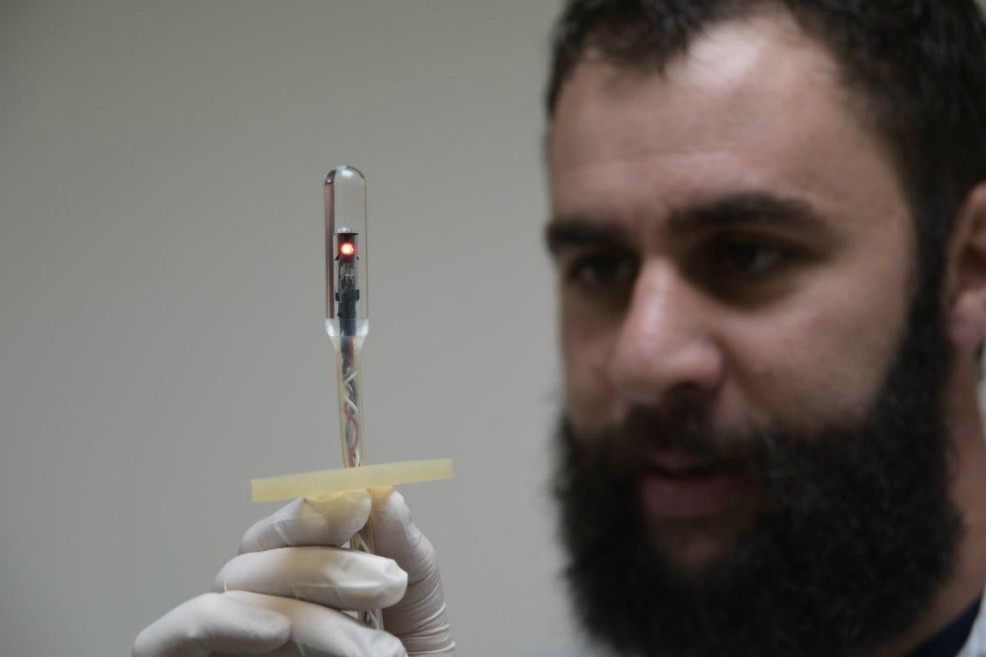 Pablo Vallejo, doctor en psicología de la Universidad de Granada y director del Sex Lab. Acá sostiene un fotopletismógrafo vaginal.  / Fotos: Mauricio Alvarado