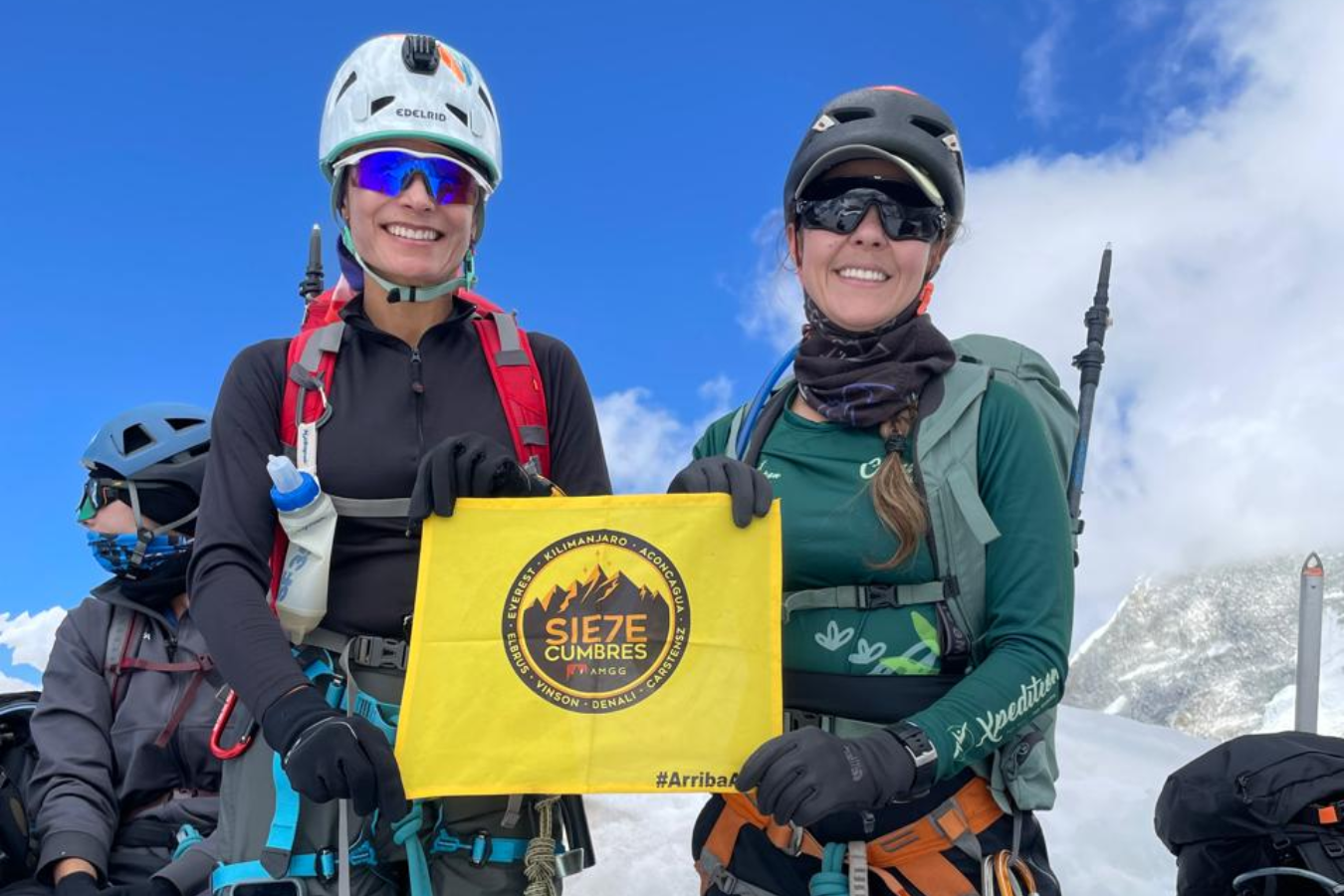 Ana Isabel Bustamante (izq.) y Ana María Giraldo quieren convertirse en las primeras colombianas en escalar las Siete Cumbres.