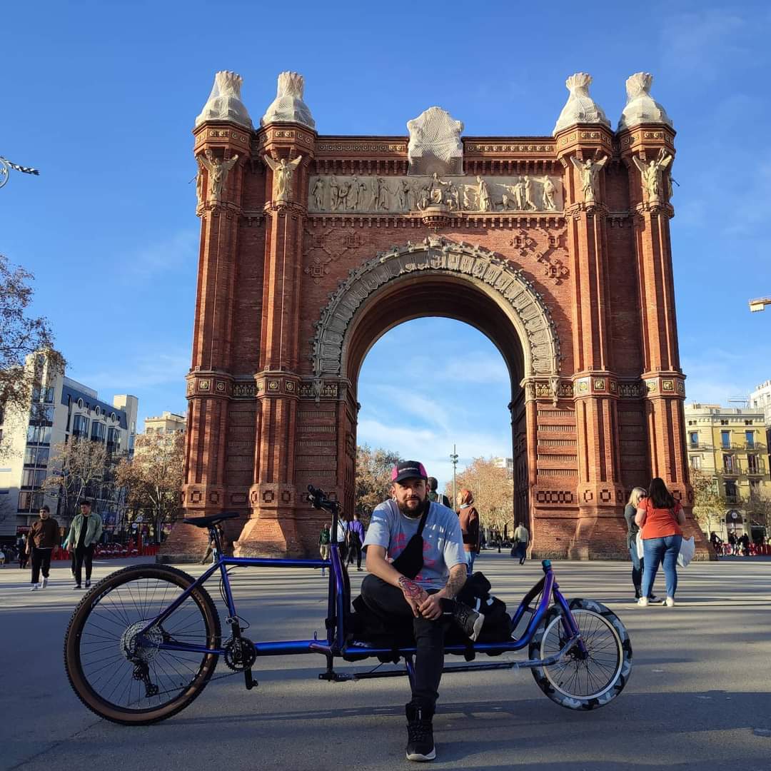 Él emprendió por necesidad y ahora produce bicicletas de carga