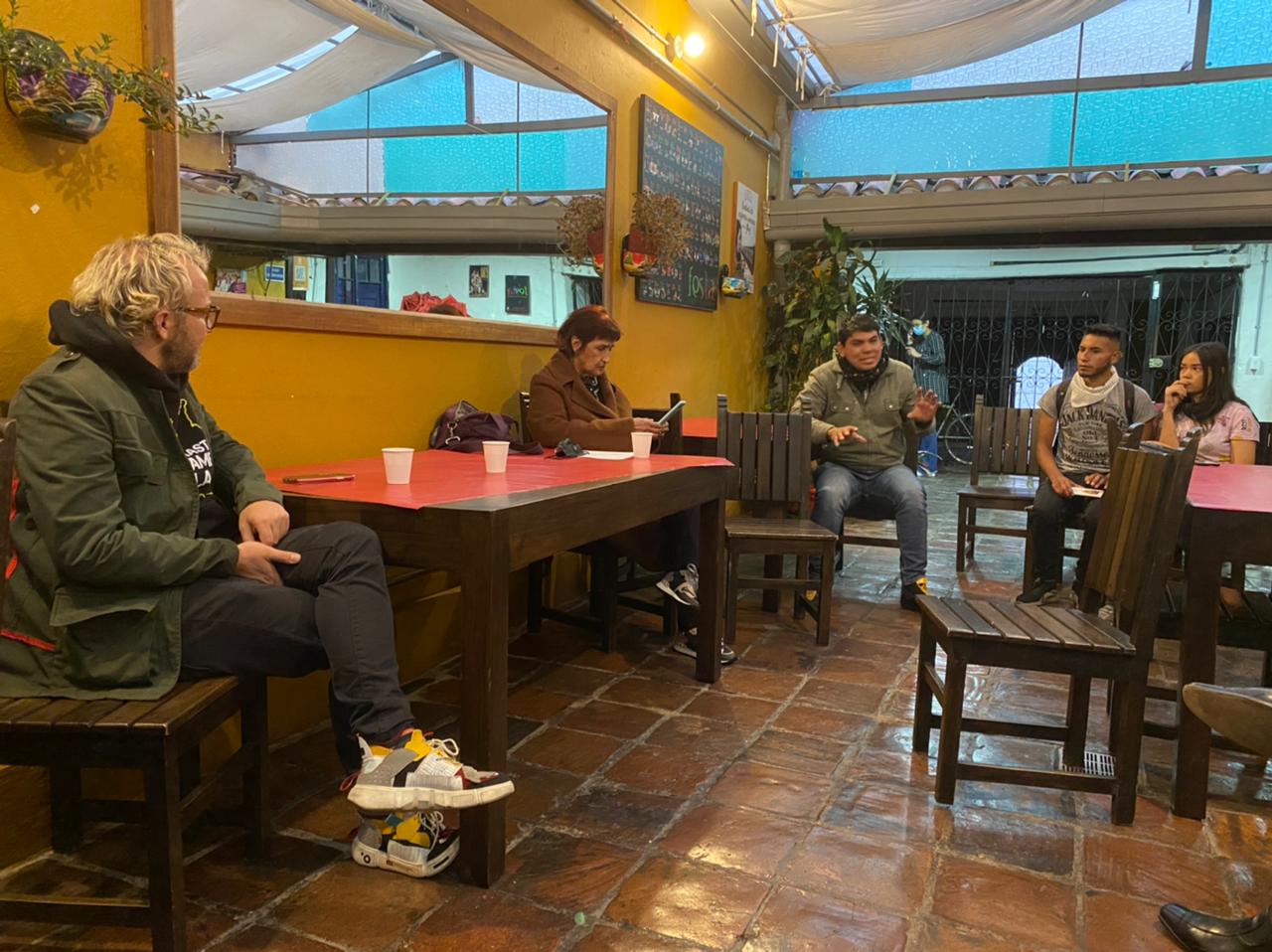César López y Patricia Ariza lideraron la reunión entre algunos artistas y araucanos que buscan llamar la atención sobre la grave situación en Arauca.