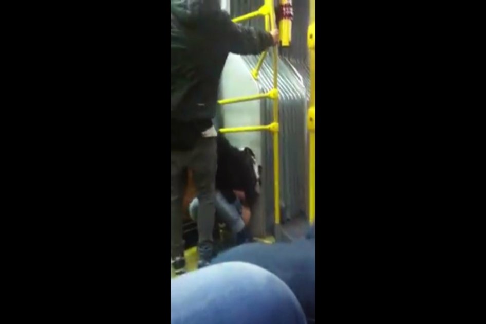 Mujer se orina en Transmilenio