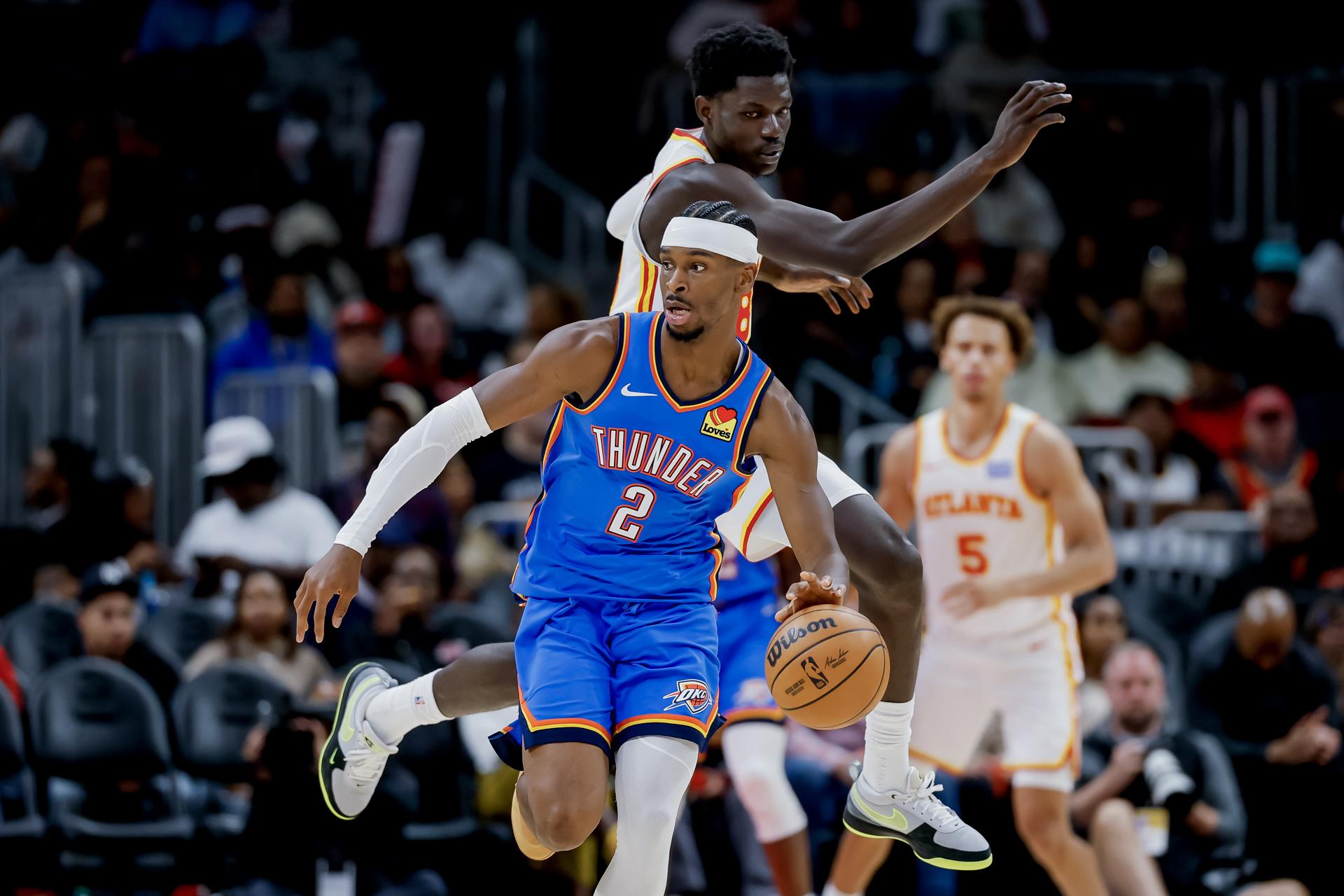 ATLANTA (United States), 26/10/2025.- Oklahoma City Thunder guard Shai Gilgeous-Alexander (L) in action against Atlanta Hawks forward Mouhamed Gueye (R) during the second half of an NBA basketball game between the Oklahoma City Thunder and the Atlanta Hawks in Atlanta, Georgia, USA, 25 October 2025. (Baloncesto) EFE/EPA/ERIK S. LESSER SHUTTERSTOCK OUT