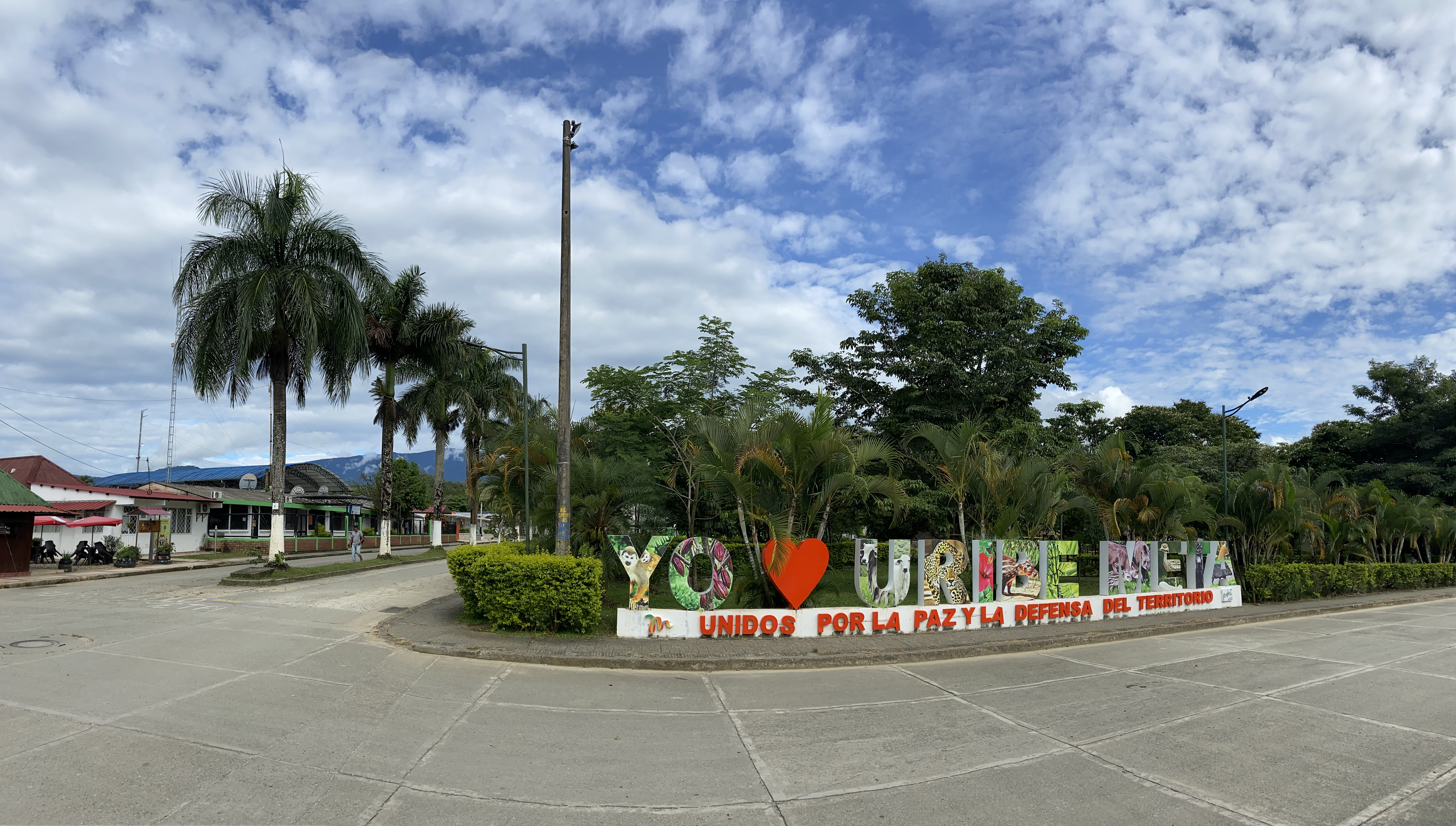Plaza central de Uribe, Meta, un municipio que tras el Acuerdo de Paz apuesta por el turismo para diversificar su economía.