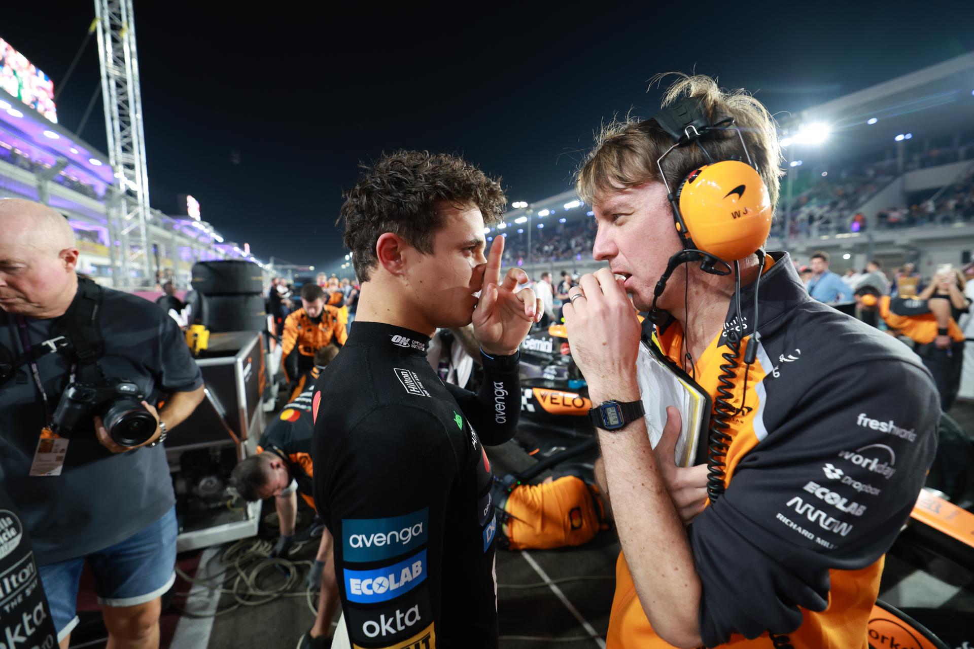 LUSAIL (Qatar), 30/11/2025.- McLaren driver Lando Norris of Britain (L) talks with his race engineer Will Joseph in the starting grid prior the Formula 1 Qatar Grand Prix at the Lusail International Circuit racetrack outside Doha, Qatar, 30 November 2025. (Fórmula Uno, Reino Unido, Catar) EFE/EPA/ALI HAIDER