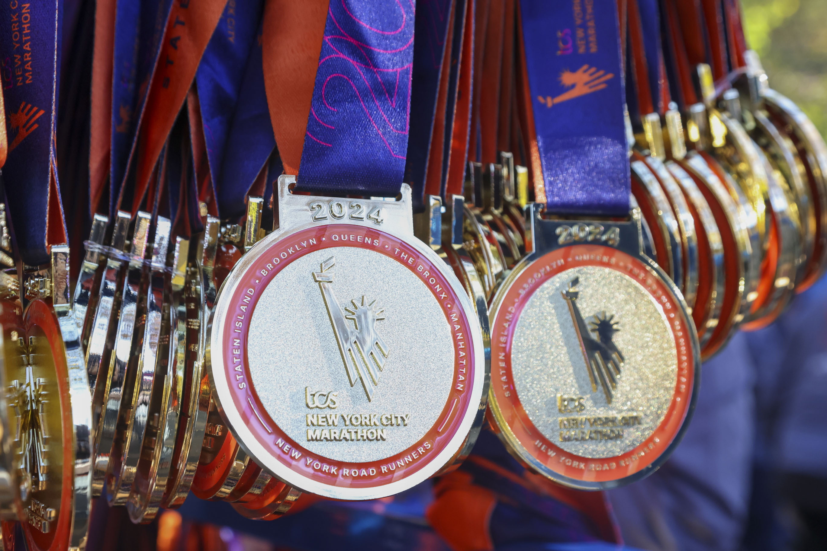 New York (United States), 27/10/2024.- Volunteers unpack finisher's medals near the finish line before the 2024 New York City Marathon in New York, New York, USA, 03 November 2024. (Maratón, Nueva York) EFE/EPA/SARAH YENESEL