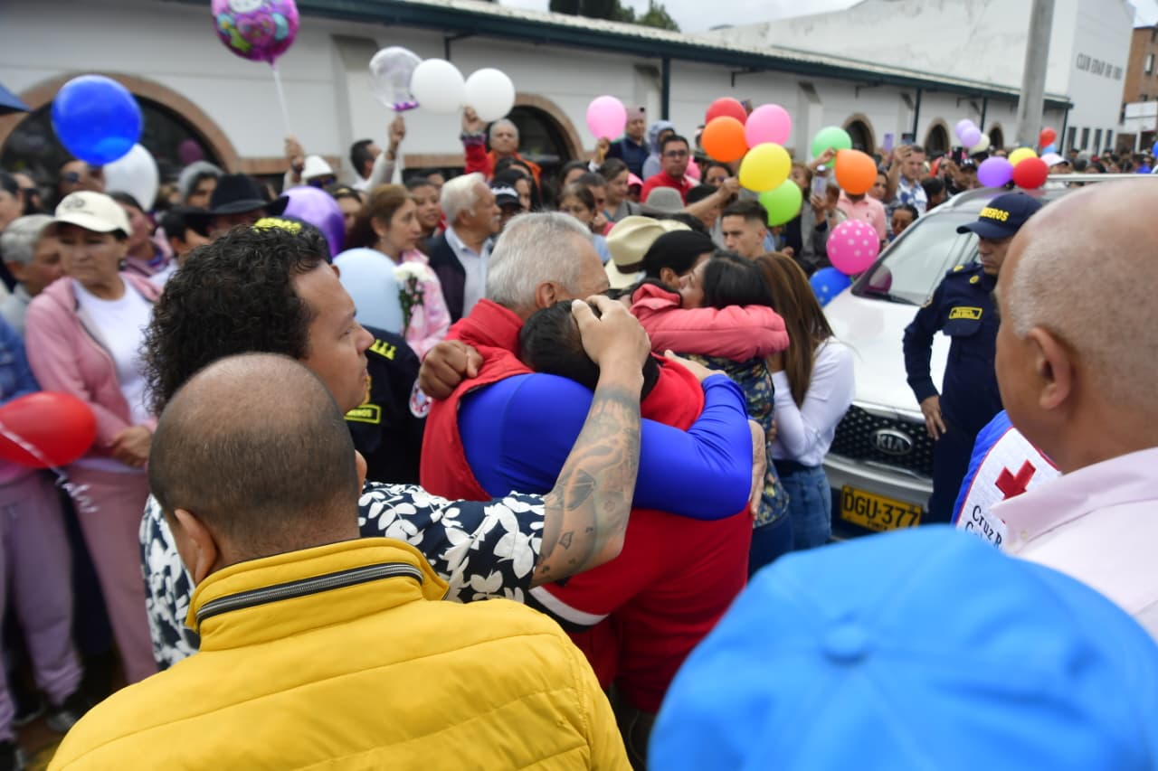 Familiares de Valeria Afanador reciben el pésame y las condolencias de la comunidad.