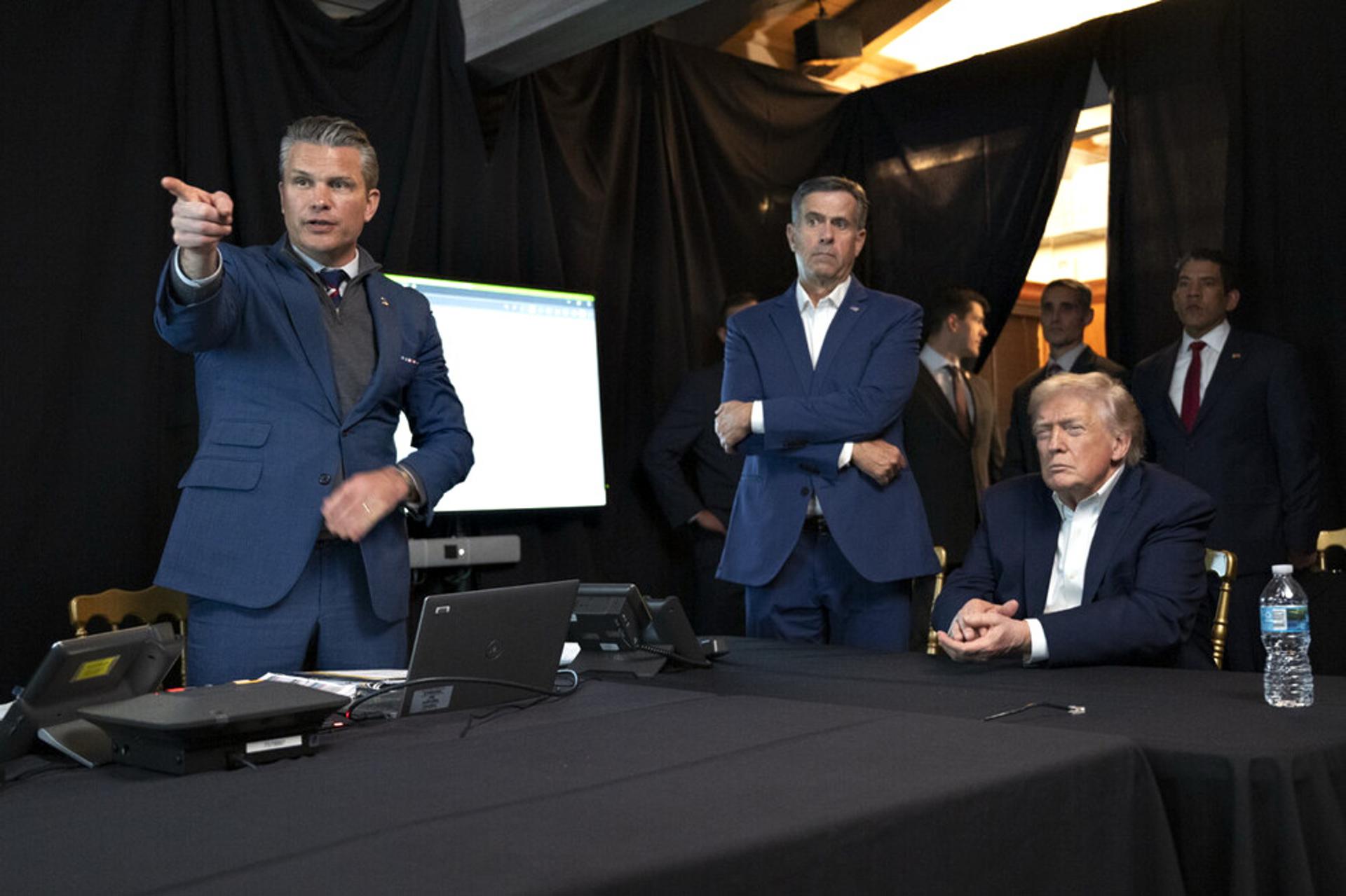 PALM BEACH (United States), 03/01/2026.- A handout picture made available by the White House Press Office shows US President Donald Trump (R), alongside US Secretary of War Pete Hegseth (L) and CIA Director John Ratcliffe (C), watching 'Operation Absolute Resolve', the US raid that captured Venezuelan President Nicolas Maduro, at Mar-a-Lago in Palm Beach, Florida, USA, 03 January 2026. President Trump subsequently announced that US forces have successfully captured Venezuelan President Nicolas Maduro and his wife during a series of large-scale overnight strikes on Caracas on 03 January 2026. EFE/EPA/WHITE HOUSE PRESS OFFICE HANDOUT --BEST QUALITY AVAILABLE-- HANDOUT EDITORIAL USE ONLY/NO SALES